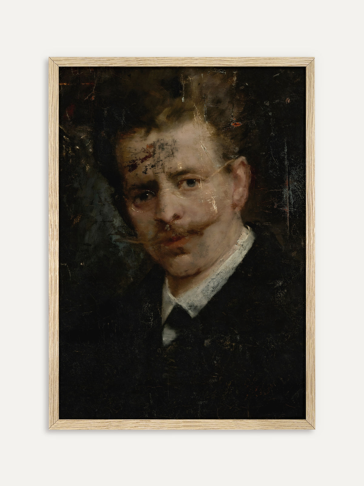 Kunstdruck, der einen Mann mit Schnurrbart und weißem Kragen zeigt, dessen Gesicht von Farbspuren und Kratzern auf dunklem Grund durchzogen ist. Der helle Holzrahmen bringt Ruhe in das ausdrucksstarke Vintage-Porträt. #Rahmen_Helles Holz