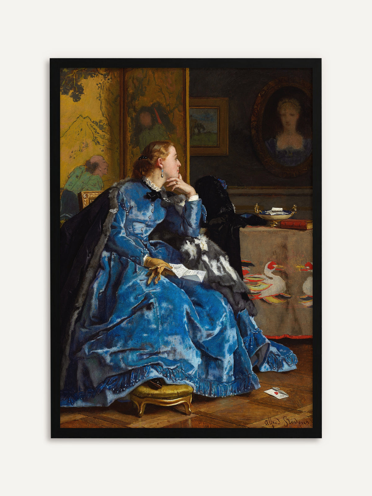 Gerahmter Kunstdruck, der eine Frau in einem leuchtend blauen Samtkleid zeigt, die nachdenklich mit einem Brief in der Hand vor einem goldenen Wandschirm und einem ovalen Porträt sitzt. Mit schwarzem Rahmen wirkt das Vintage-Porträt klar und modern als gerahmtes Poster. #Rahmen_Schwarz