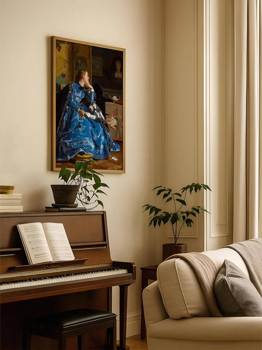 Viktorianischer Kunstdruck einer Frau in blauem Kleid über einem Klavier im hellen Wohnzimmer. Stilvolle Wanddekoration, die historische Eleganz mit modernem Interior Design verbindet.