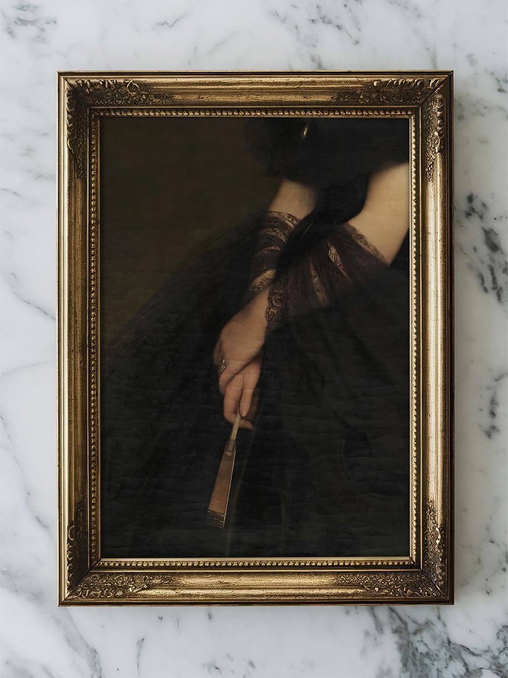 Der Vintage Kunstdruck ist in einem reich verzierten, goldenen Rahmen gefasst. Die detailreiche Darstellung der Hand und Spitze wirkt besonders kunstvoll und klassisch.