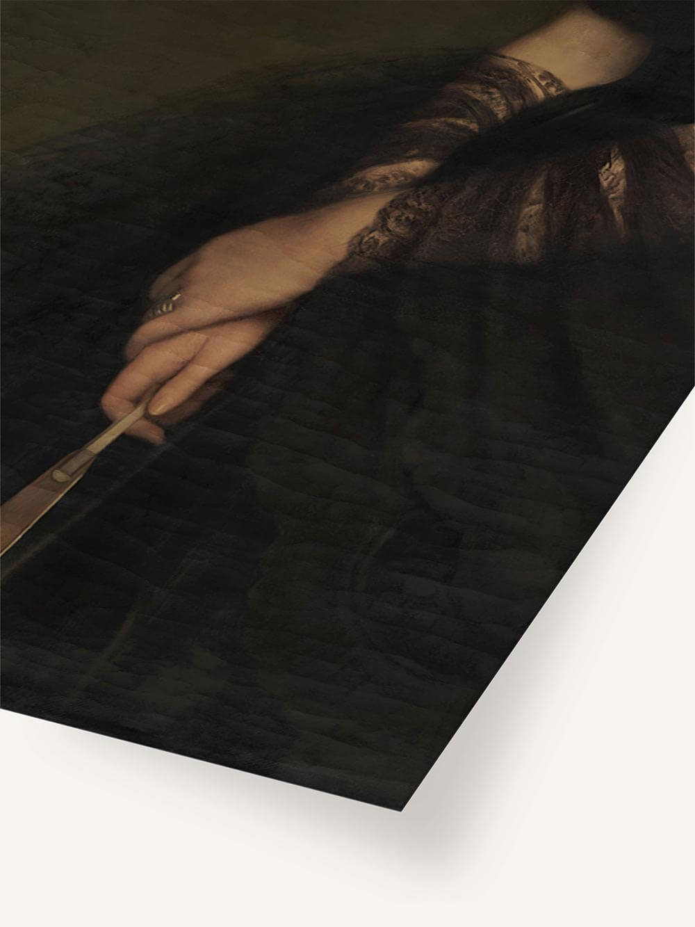 Nahaufnahme des Kunstdrucks mit feiner Darstellung einer Hand, Spitze und Fächer. Die Struktur des Drucks ist sichtbar und betont die hochwertige Qualität des Kunstwerks.