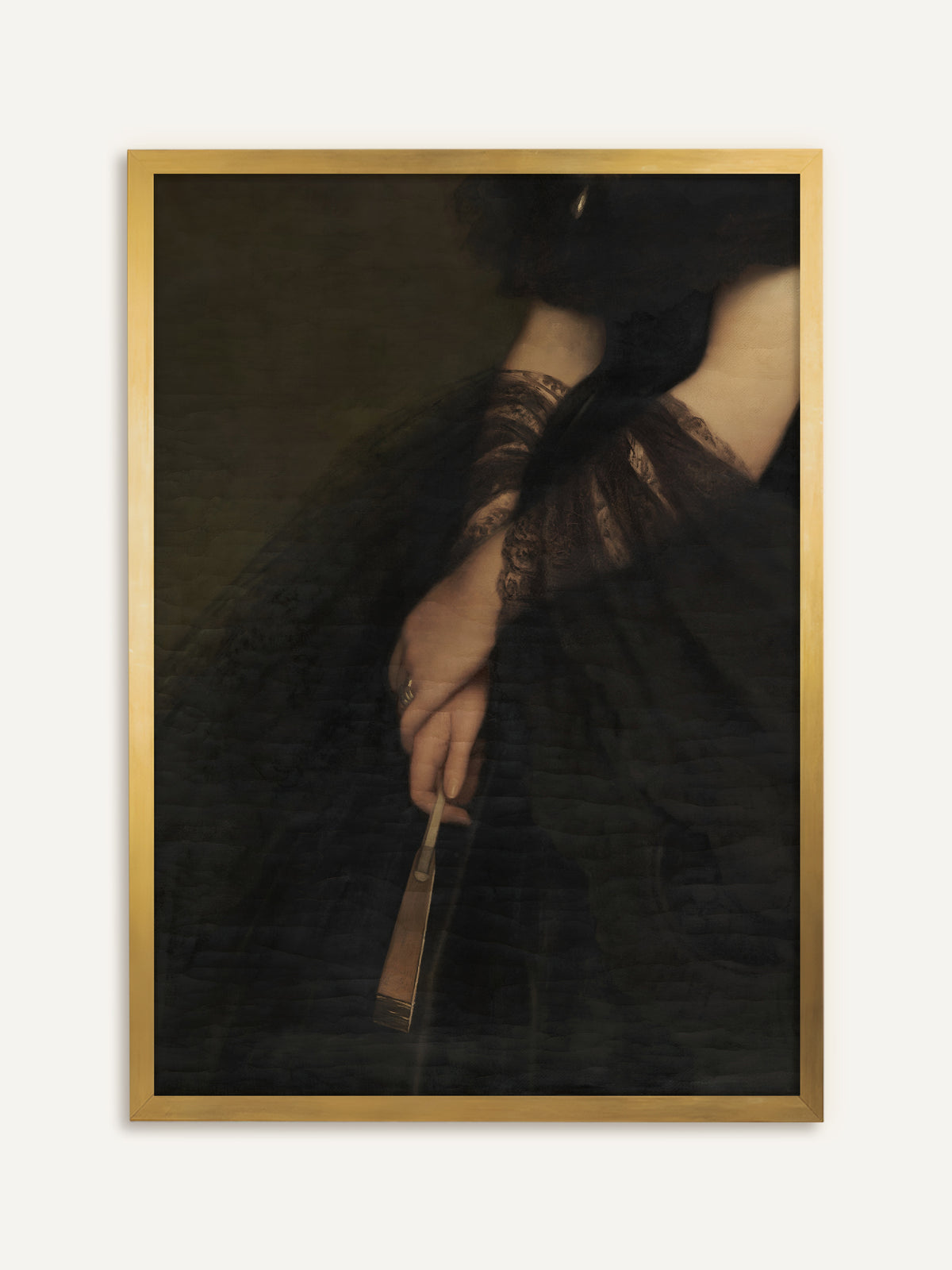 Wandbild, das eine Hand mit Ring in schwarzer Spitze zeigt, die vor einem dunklen Tüllkleid einen geschlossenen Fächer hält. Der goldene Rahmen greift den Fächer auf und gibt dem viktorianischen Detail einen antiken Glanz. #Rahmen_Gold
