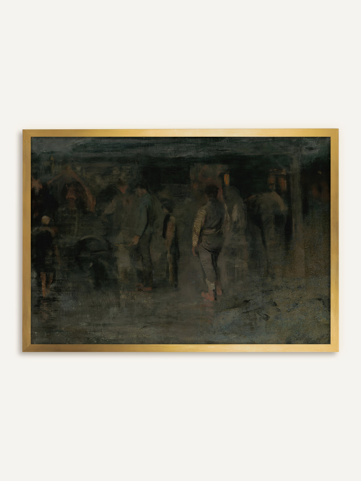 Wandbild, das schemenhafte Gestalten zeigt, darunter barfüßige Männer und ein Kind, die sich unter einem niedrigen Dach im schwachen Schein einer Laterne bewegen, ganz in dunklen Grün- und Brauntönen. Im goldenen Rahmen greift das Bild die warmen Lichtpunkte auf und wirkt wie ein antikes Gemälde. #Rahmen_Gold