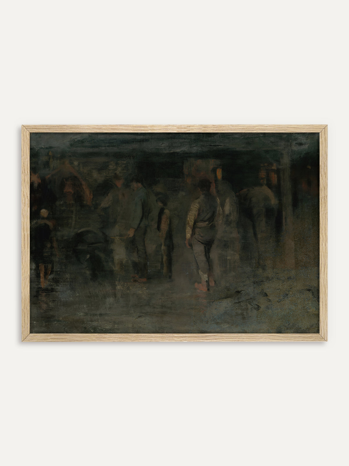 Kunstdruck, der schemenhafte Gestalten zeigt, darunter barfüßige Männer und ein Kind, die sich unter einem niedrigen Dach im schwachen Schein einer Laterne bewegen, ganz in dunklen Grün- und Brauntönen. Im Rahmen aus hellem Holz setzt sich das moody Motiv deutlich von der Wand ab. #Rahmen_Helles Holz