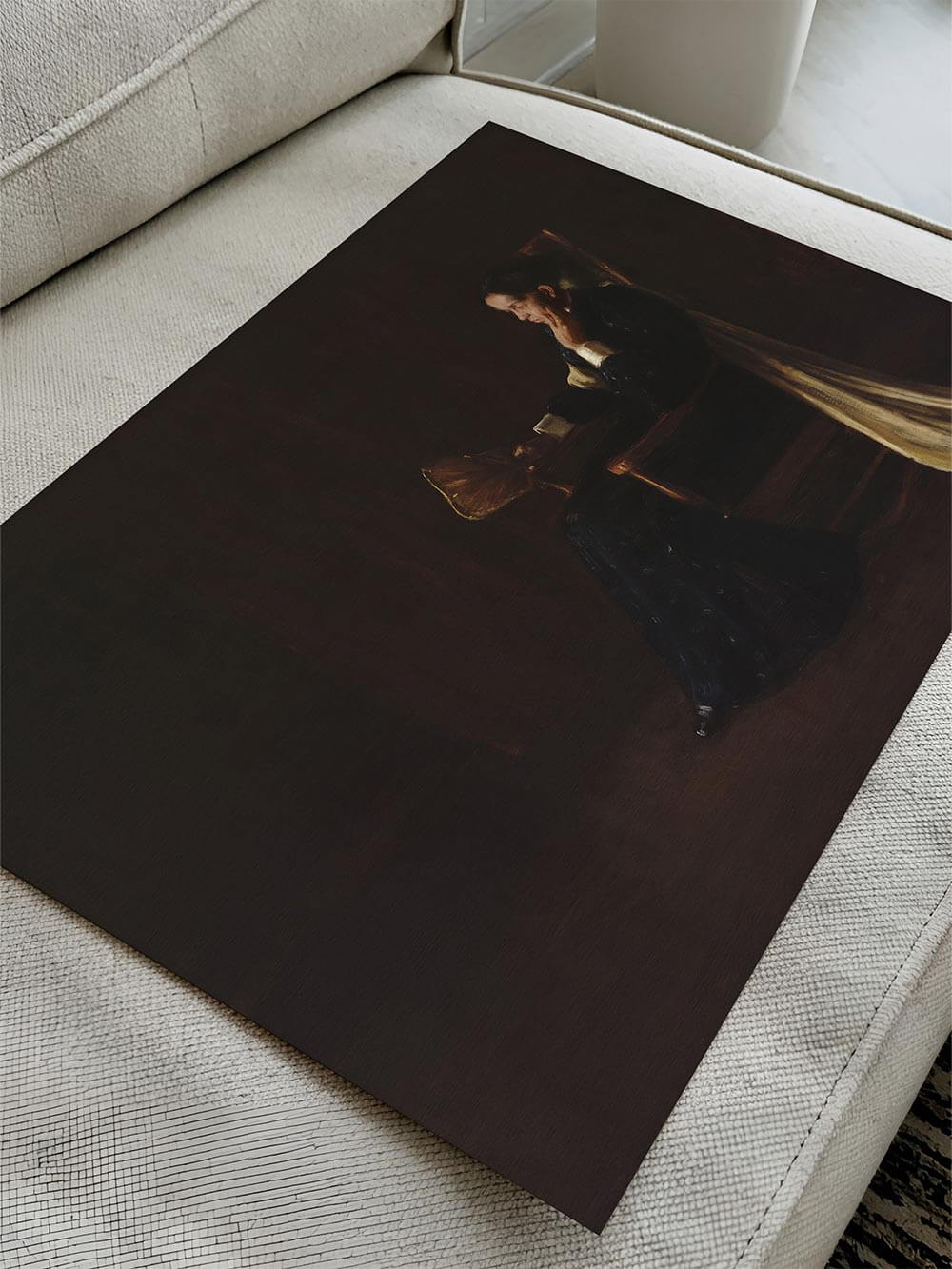 Schräg liegender Kunstdruck auf hellem Sofa zeigt die matte Oberfläche und die satte, dunkle Farbwirkung des Motivs. Die Szene vermittelt die hochwertige Papierqualität und eignet sich zur Darstellung als Wandbild oder Galerie-Wand.