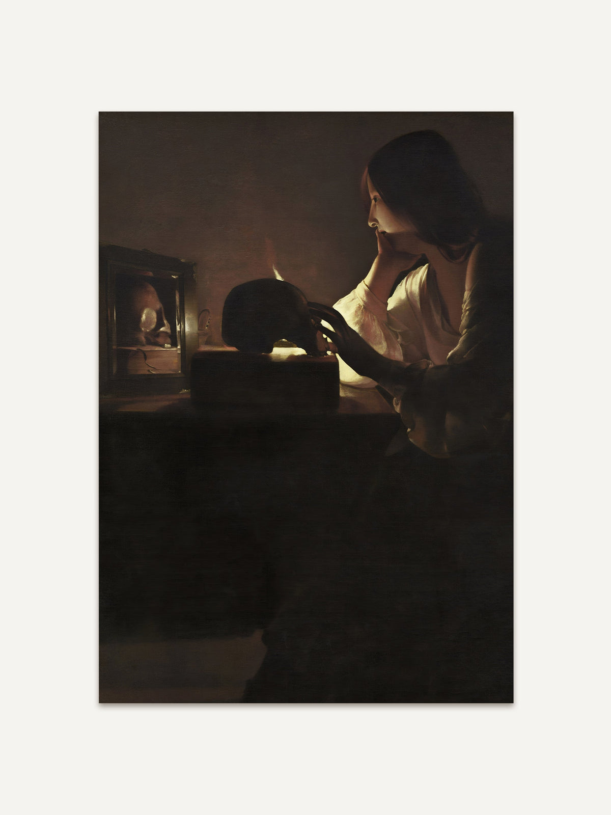 Der Kunstdruck zeigt eine Frau im Halbdunkel, die einen Schädel betrachtet. Das Lichtspiel verleiht dem Motiv Tiefe und eine melancholische Stimmung. #Rahmen_Ohne Rahmen