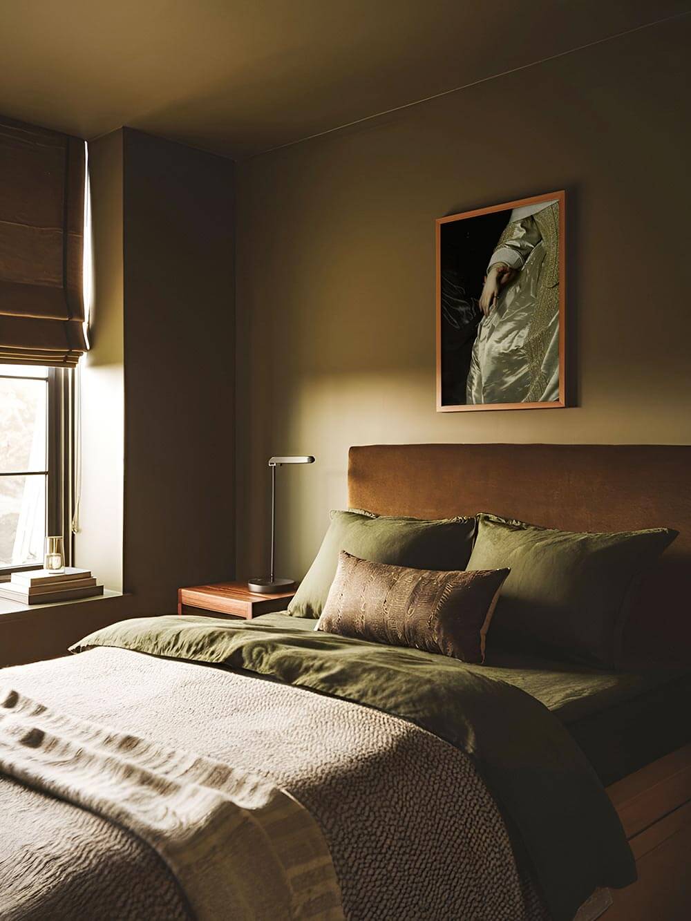 Barocker Kunstdruck mit Satinstoff und feiner Hand, in Holzrahmen über dem Bett. Das Vintage Wandbild bringt Ruhe und eine dezente Dark Academia Stimmung ins Schlafzimmer.
