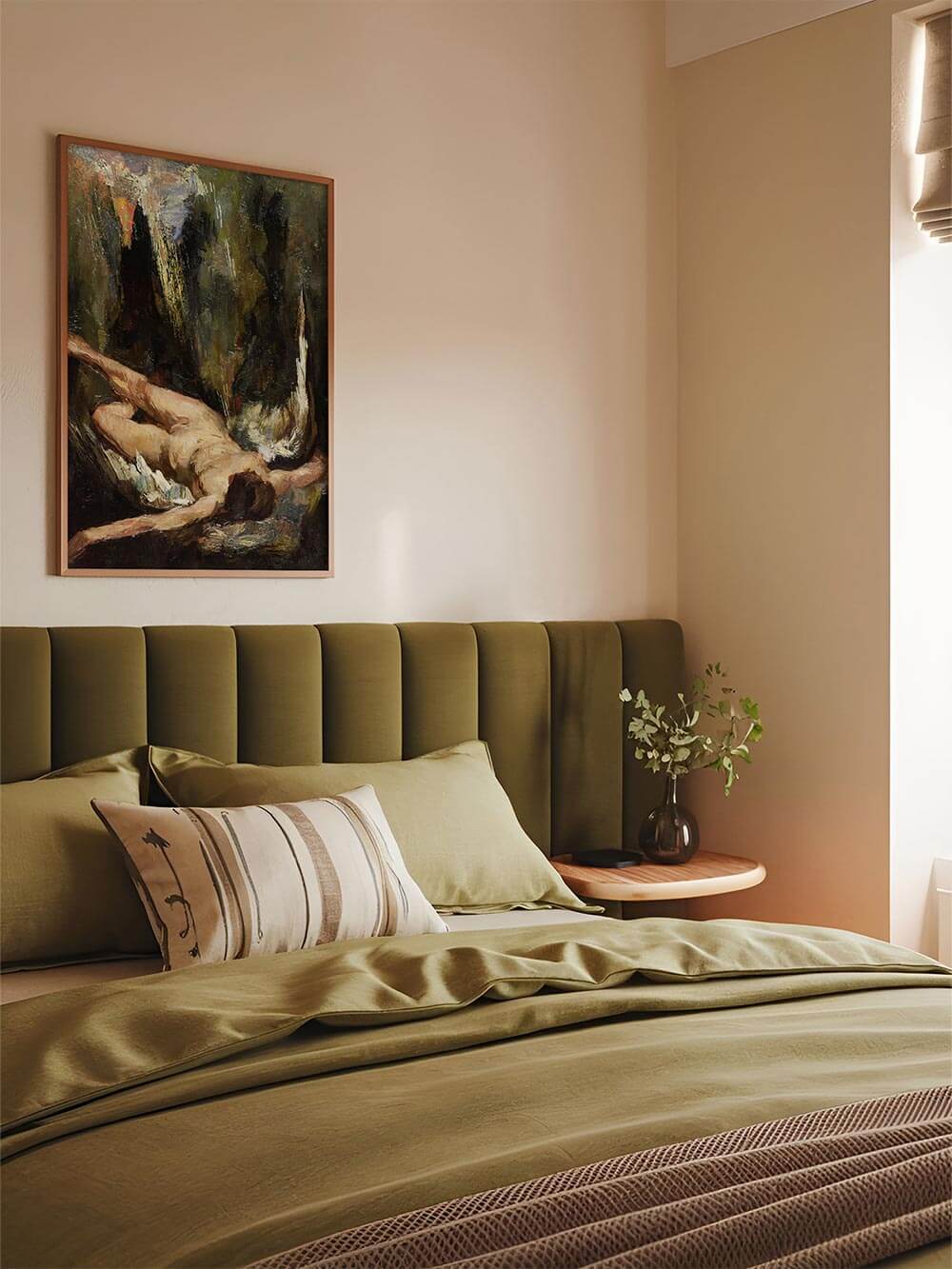 Gerahmter Kunstdruck mit expressiver Figurendarstellung hängt über einem gepolsterten Bett in Grüntönen, die erdige Farbpalette und die ruhige Komposition schaffen eine intime, moody Atmosphäre im Schlafzimmer.