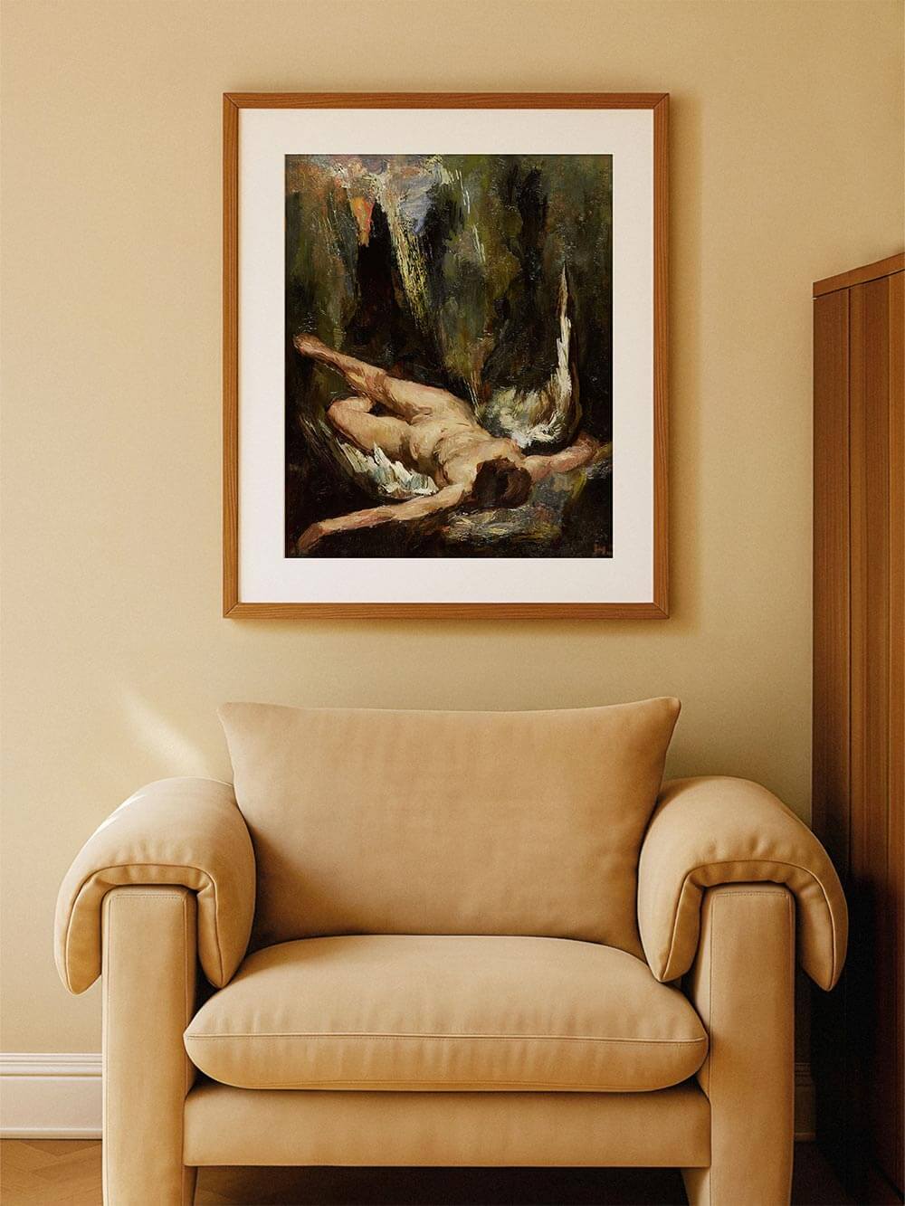 Großformatiges Wandbild mit figurativer Malerei hängt über einem Sessel an einer hellen Wand, wodurch das Kunstwerk als ruhiger Fokuspunkt in einer eleganten, minimalistischen Wohnzimmerszene wirkt.