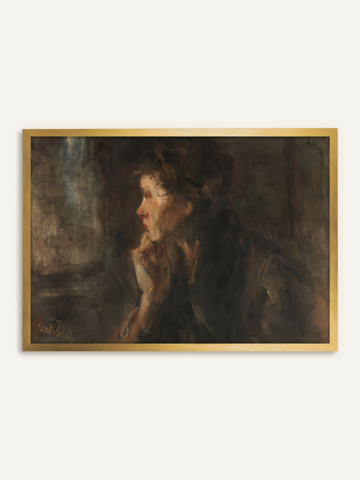 Wandbild, das das Profil einer Frau mit hochgestecktem dunklem Haar zeigt, die das Kinn in die Hand stützt und gedankenverloren zu einem hellen Fenster blickt, ganz in dunklen Braun- und Ockertönen. Im goldenen Rahmen greift das Bild das Licht auf ihrem Gesicht auf und wirkt wie ein antikes Gemälde. #Rahmen_Gold