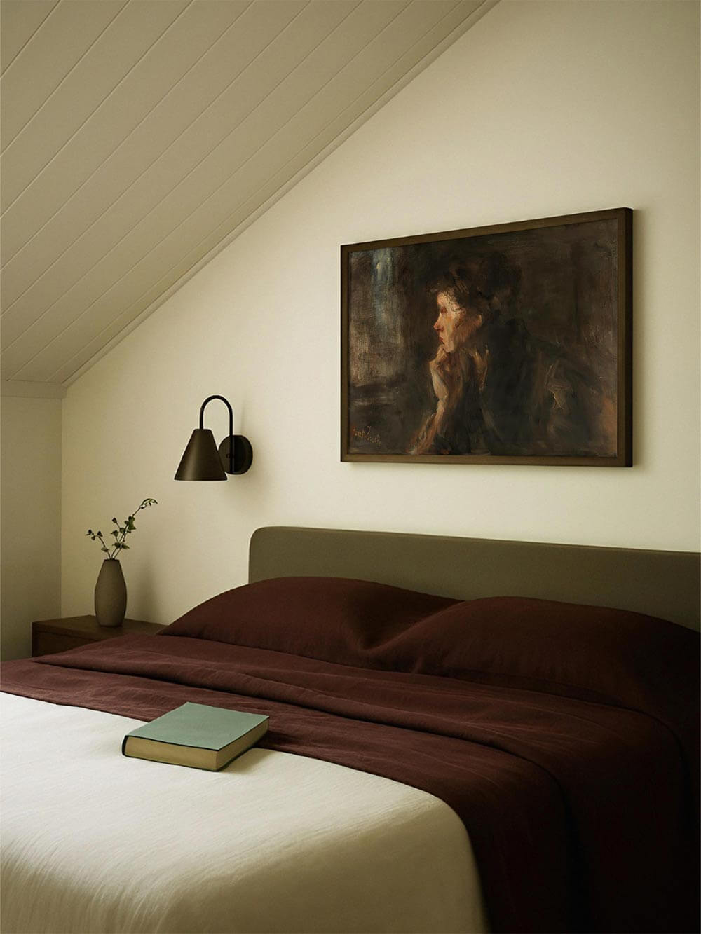 Stimmungsvolles Portrait Wandbild über dem Bett in einem warmen Schlafzimmer mit gedeckten Farben und minimalistischer Einrichtung. Der dunkle Kunstdruck verleiht dem Raum eine intime, ruhige Atmosphäre mit künstlerischer Tiefe.