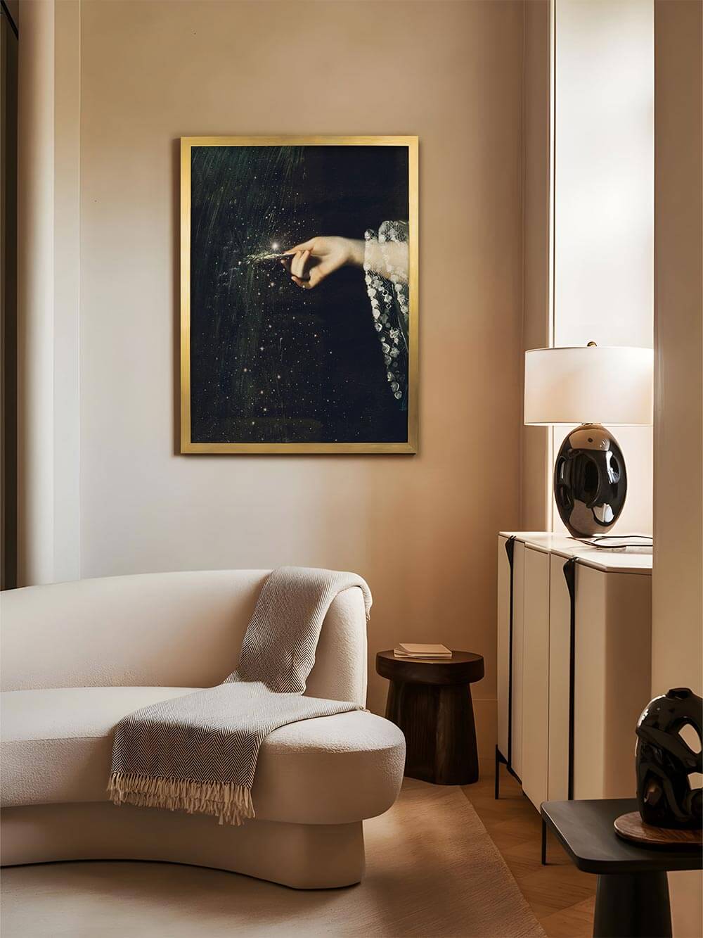 Gerahmtes Wandbild mit magischem Sternenmotiv hängt in einem hellen Wohnzimmer neben Designmöbeln und einer Tischlampe. Eleganter Kunstdruck als ruhiger Blickfang, der moderne Einrichtung mit einer geheimnisvollen, künstlerischen Note ergänzt.