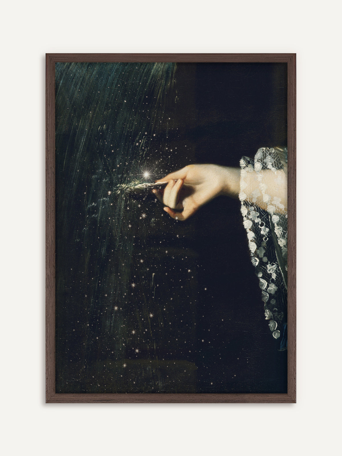 Poster, das eine Hand mit Spitzenärmel zeigt, die vor dunklem Grund einen Zweig hält, aus dem funkelnde Sterne in die Tiefe rieseln. Im dunklen Holzrahmen wirkt das Sternenmotiv tief und moody. #Rahmen_Dunkles Holz