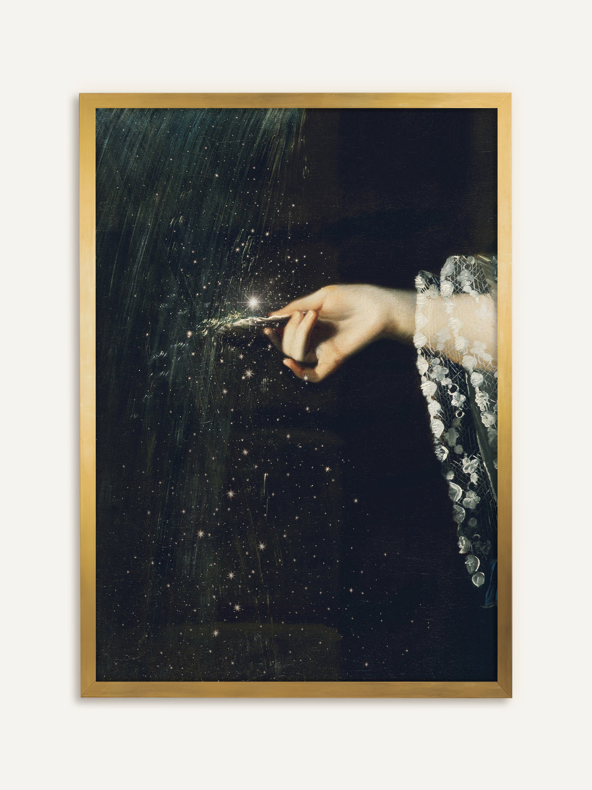 Wandbild, das eine Hand mit Spitzenärmel zeigt, die vor dunklem Grund einen Zweig hält, aus dem funkelnde Sterne in die Tiefe rieseln. Der goldene Rahmen greift das Funkeln auf und gibt dem Bild einen antiken Glanz. #Rahmen_Gold