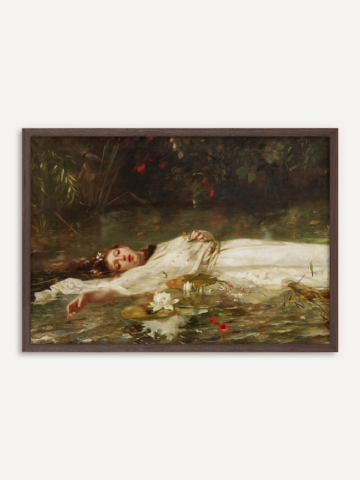 Poster, das Ophelia mit Blüten im rotbraunen Haar zeigt, die im weißen Kleid zwischen Seerosen und roten Mohnblüten auf einem dunklen, von Schilf und Laub gesäumten Wasser treibt. Der Rahmen aus dunklem Holz betont die tiefen Grüntöne und die Dark-Academia-Stimmung. #Rahmen_Dunkles Holz