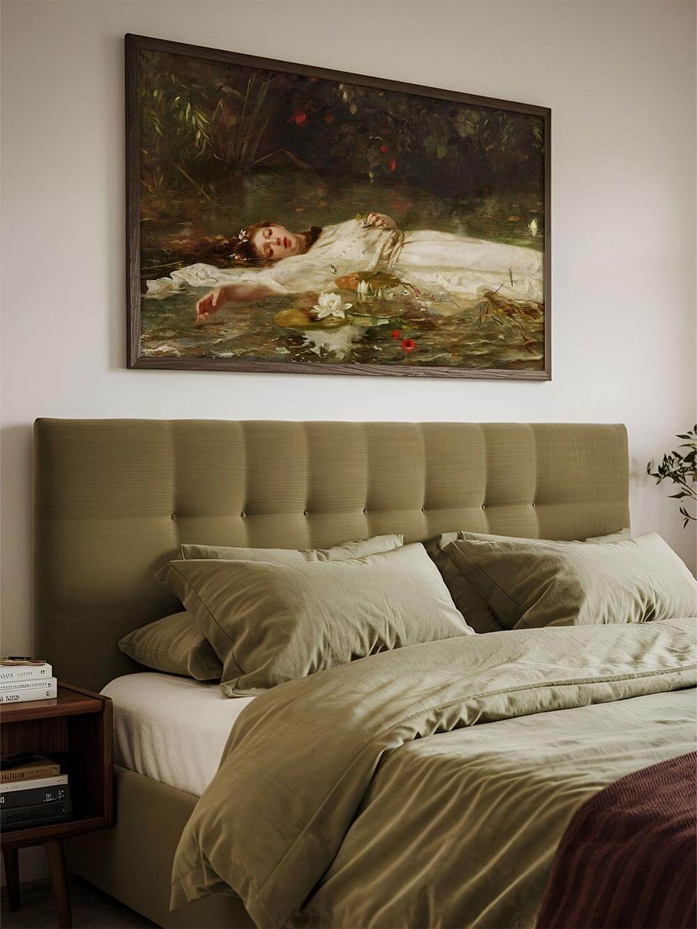 Ophelia-Kunstdruck über dem Bett in einem ruhigen Schlafzimmer mit gedeckten Naturfarben, der eine stille, melancholische Atmosphäre schafft und sich als Wandbild für poetische und romantische Raumkonzepte eignet.