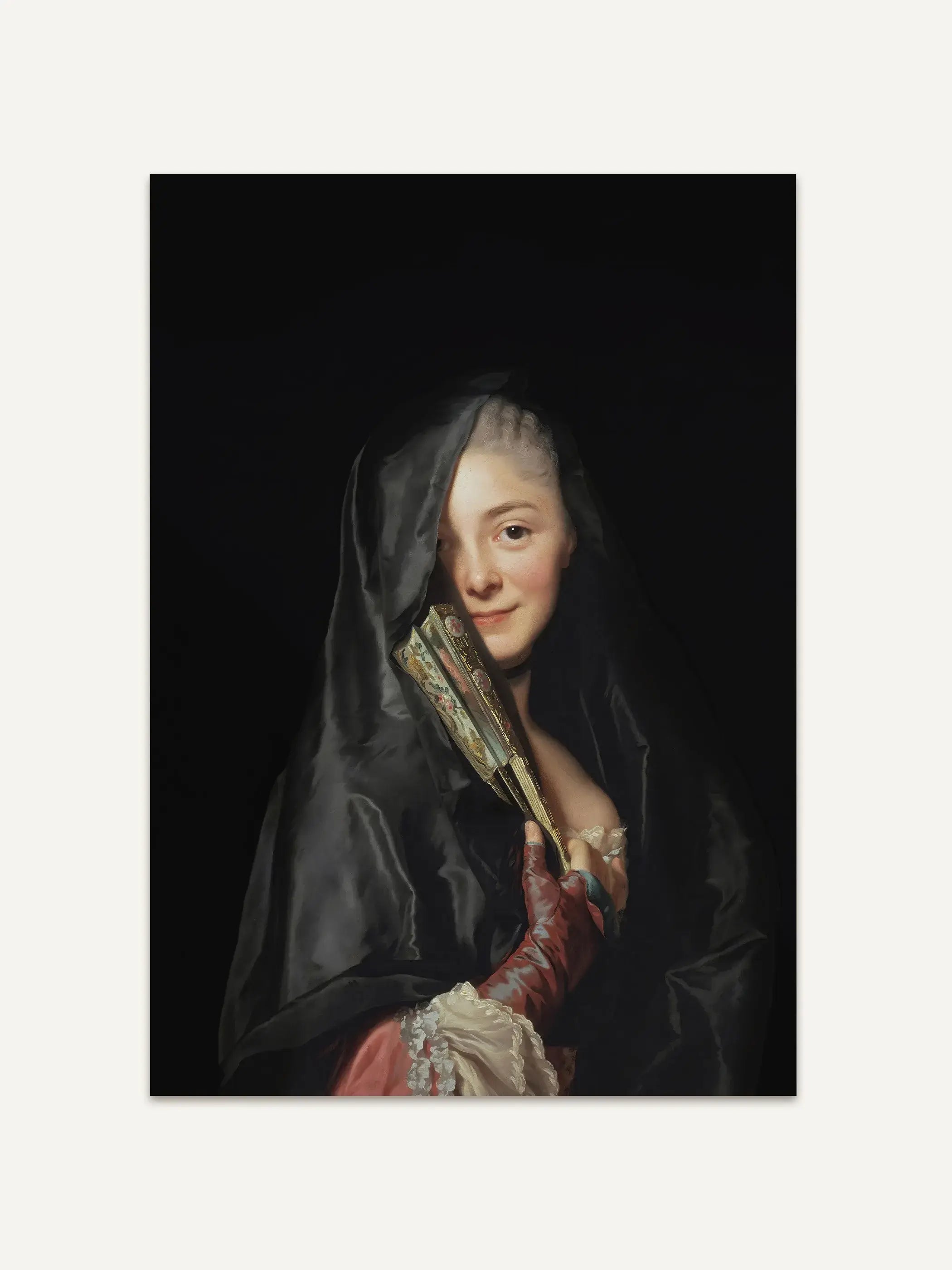 Dark Academia Kunstdruck mit einer Dame im schwarzen Seidenschleier, die einen bemalten Fächer vor das Gesicht hält, vor tiefschwarzem Hintergrund. Das Wandbild eignet sich für Wohn- und Schlafzimmer.
