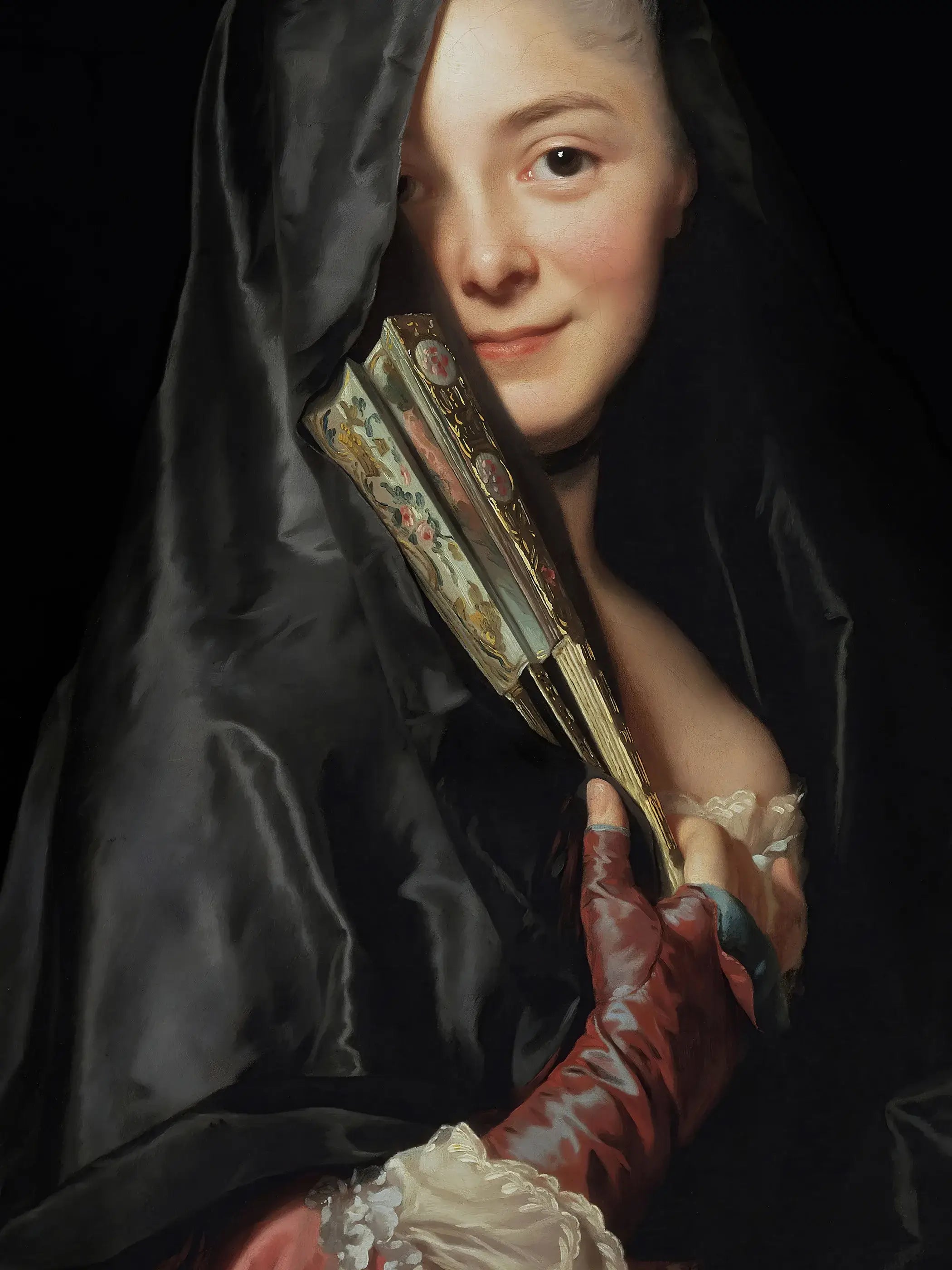 Nahaufnahme des Dark Academia Kunstdrucks zeigt das lächelnde Gesicht der Dame, den golden verzierten Fächer und die feine Spitze im Detail. Die changierenden Lichtreflexe unterstreichen den vintage Charakter dieses Wandbilds.