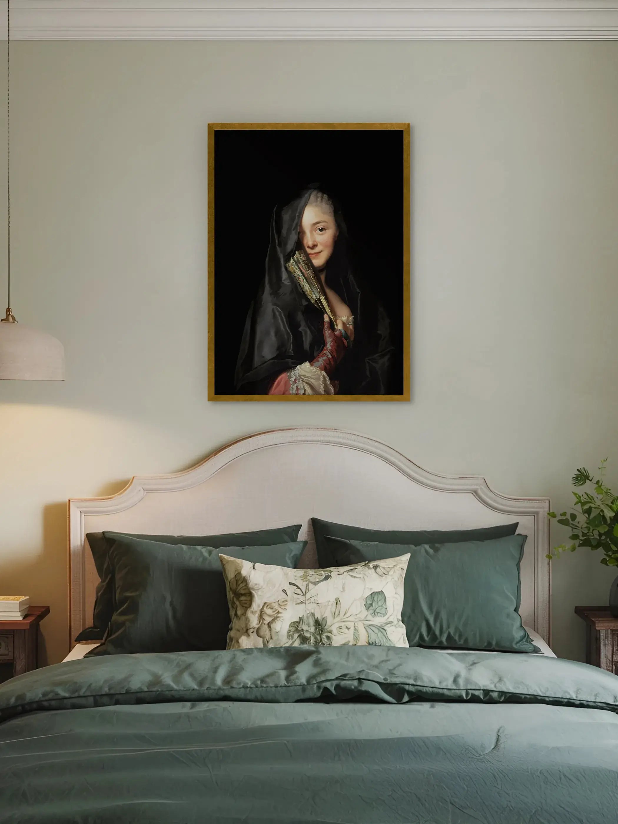 Dark Academia Kunstdruck mit verschleierter Dame in goldenem Rahmen hängt über einem Bett mit dunkelgrüner Bettwäsche vor salbeigrüner Wand. Das geheimnisvolle Wandbild bringt eine moodige Stimmung ins Schlafzimmer.