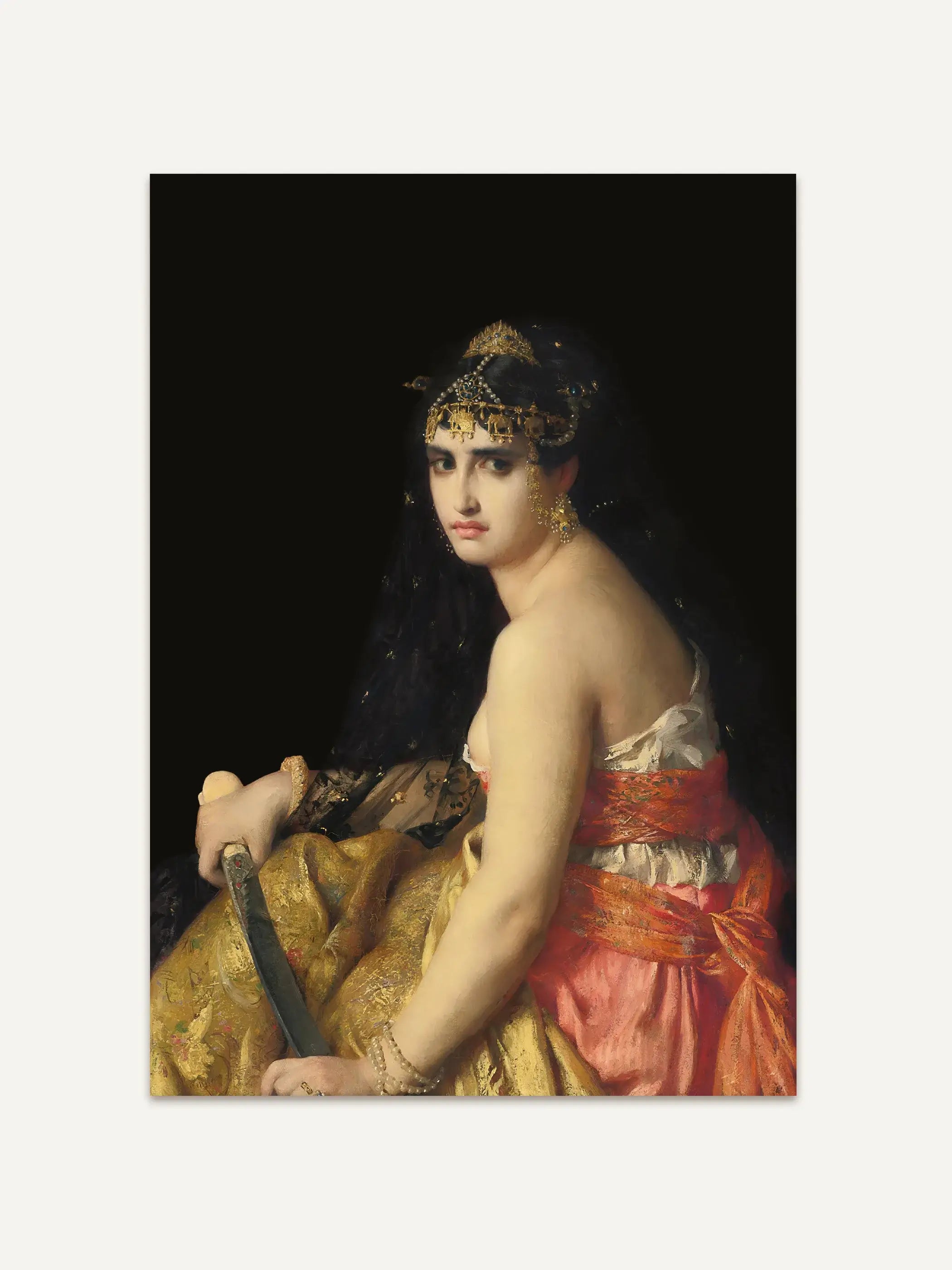 Dark Academia Kunstdruck mit Judith in goldenem Kopfschmuck und rot-goldenem Kleid, ein Schwert haltend, vor tiefschwarzem Hintergrund. Das Wandbild eignet sich für Wohn- und Schlafzimmer.