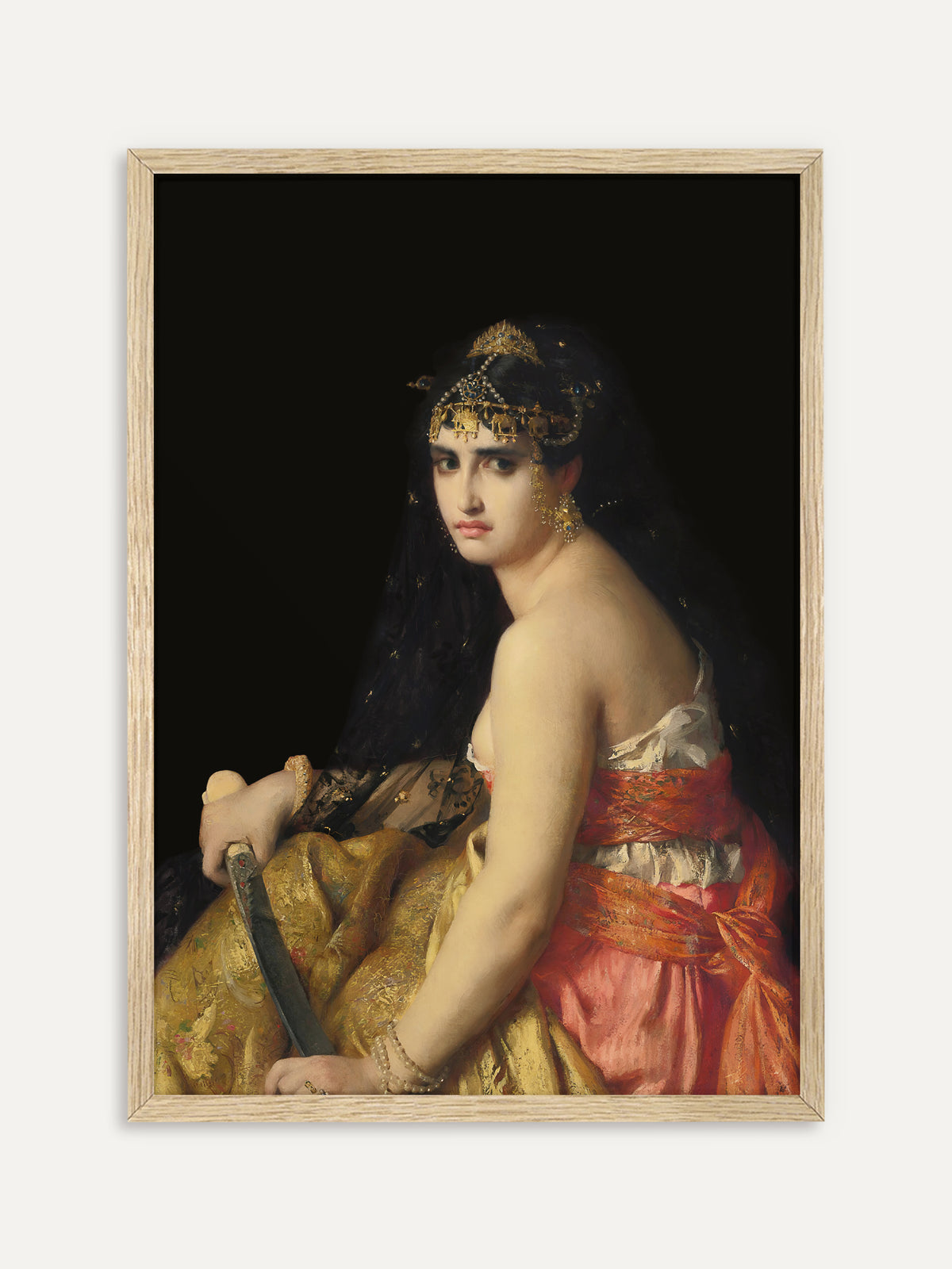 Kunstdruck, der eine Frau mit goldenem Kopfschmuck, schwarzem Schleier und rot-goldenem Gewand zeigt, die mit ernstem Blick ein Schwert hält. Der helle Holzrahmen lässt das dramatische Vintage-Porträt etwas leichter wirken. #Rahmen_Helles Holz