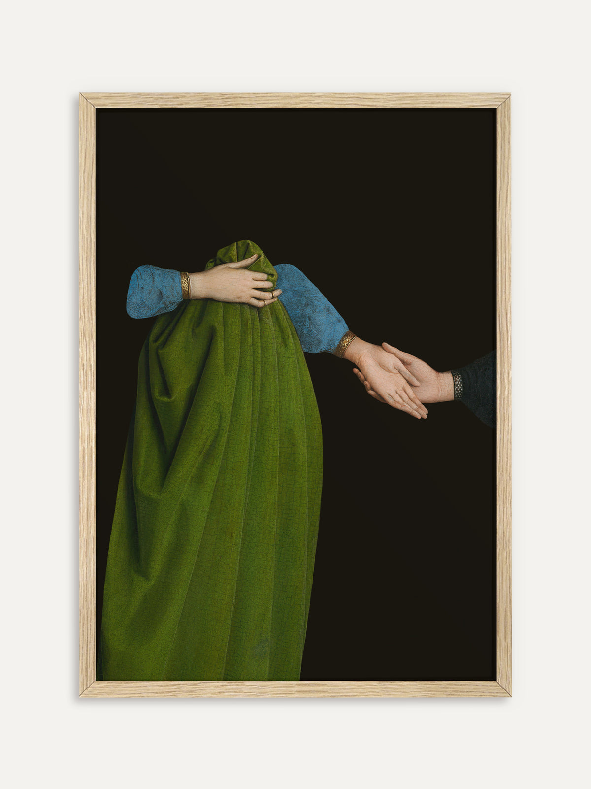 Kunstdruck, der Hände in blauen Ärmeln mit goldenen Manschetten zeigt, die ein grünes Gewand raffen und eine zweite Hand halten, vor schwarzem Grund. Der helle Holzrahmen setzt einen ruhigen Akzent zu Grün und Blau. #Rahmen_Helles Holz