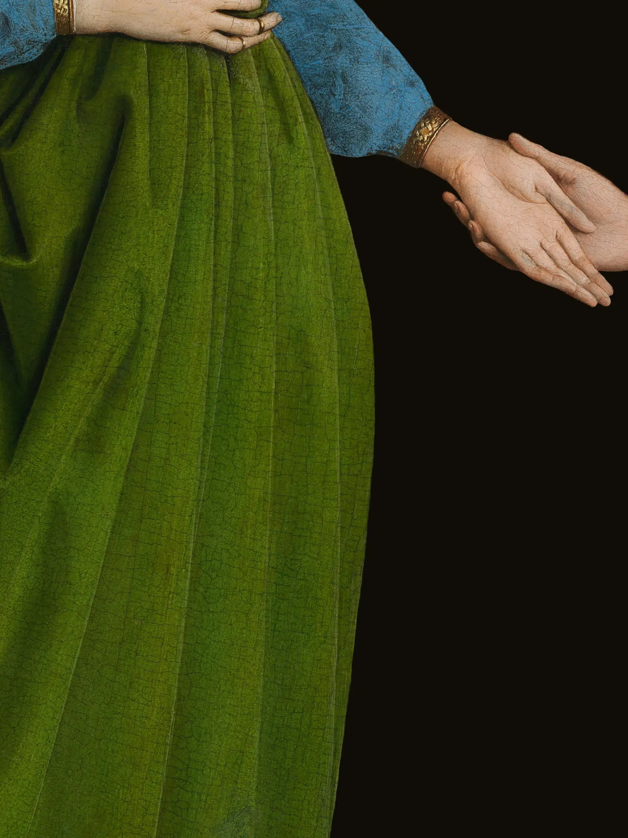 Nahaufnahme des Dark Academia Kunstdrucks zeigt den moosgrünen Stoff, die goldenen Manschetten und die fein modellierten Hände im Detail. Die sichtbaren Craquelure-Risse unterstreichen den vintage Charakter dieses Wandbilds.