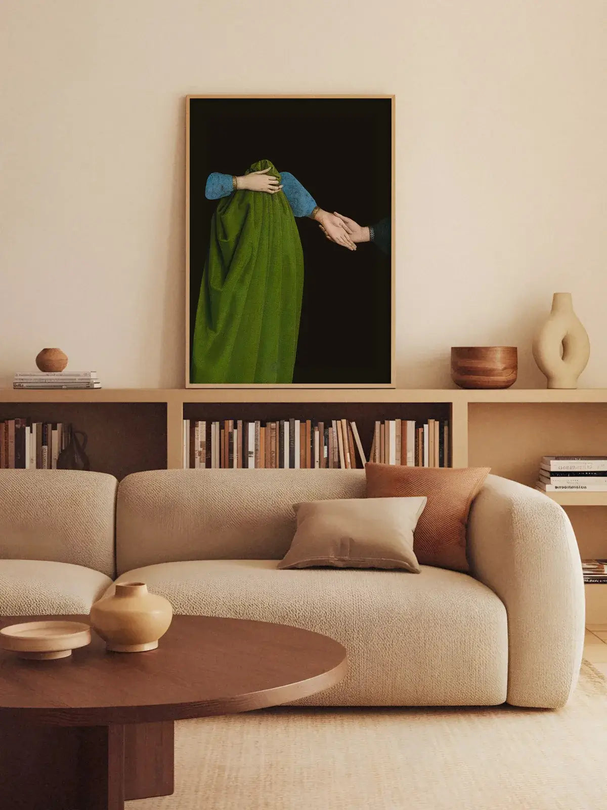 Dark Academia Kunstdruck hängt gerahmt über einem beigefarbenen Bücherregal und einem Boucle-Sofa mit Terrakotta-Kissen. Das kontrastreiche Wandbild passt zu einem warmen, naturnahen Wohnzimmerstil.