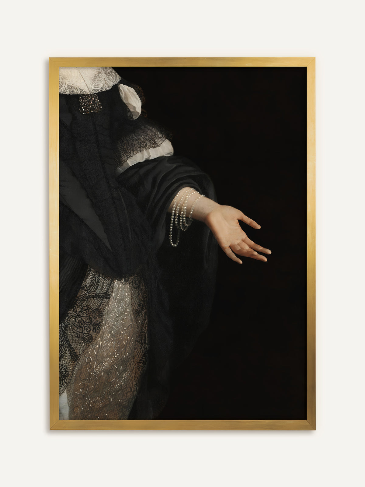 Poster, das eine ausgestreckte Hand mit mehreren Perlenketten am Handgelenk zeigt, die vor tiefschwarzem Hintergrund aus einem schwarzen Seidenkleid mit Spitze ragt. Im goldenen Rahmen leuchten die Perlen, und der Kunstdruck wirkt wie ein antikes Gemälde. #Rahmen_Gold