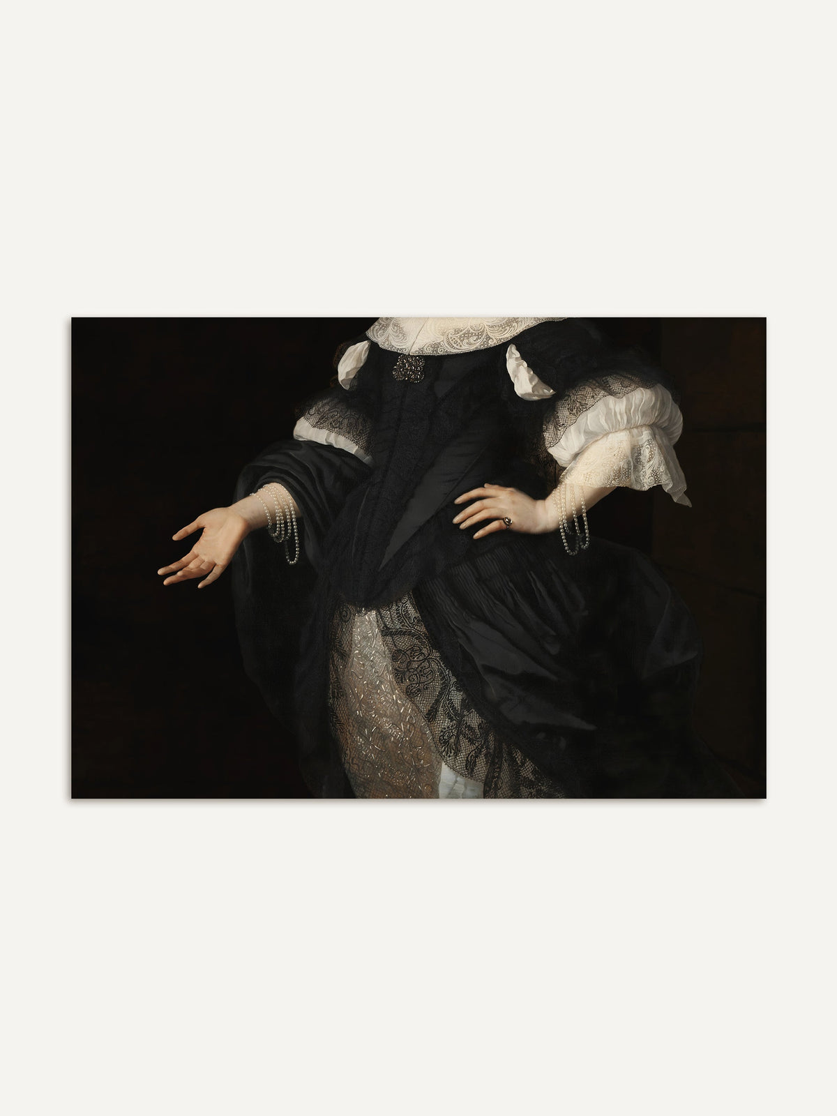 Kunstdruck einer Frau in schwarzem Seidenkleid mit Spitzenkragen und weißen Puffärmeln, die Hand in die Hüfte gestützt und mit Perlenarmbändern geschmückt. Das barocke Porträt passt zu dunklen, eleganten Einrichtungen im Dark-Academia-Stil. #Rahmen_Ohne Rahmen