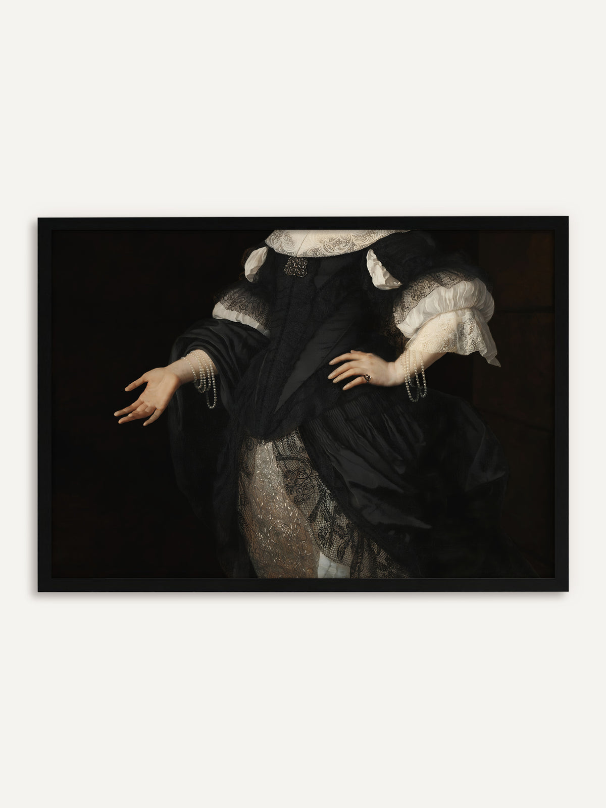 Gerahmtes Poster, das eine Frau mit in die Hüfte gestützter Hand zeigt, gekleidet in schwarze Seide mit Spitzenkragen, weißen Puffärmeln und Perlenarmbändern. Mit schwarzem Rahmen bekommt das Vintage-Porträt eine klare, elegante Kontur. #Rahmen_Schwarz
