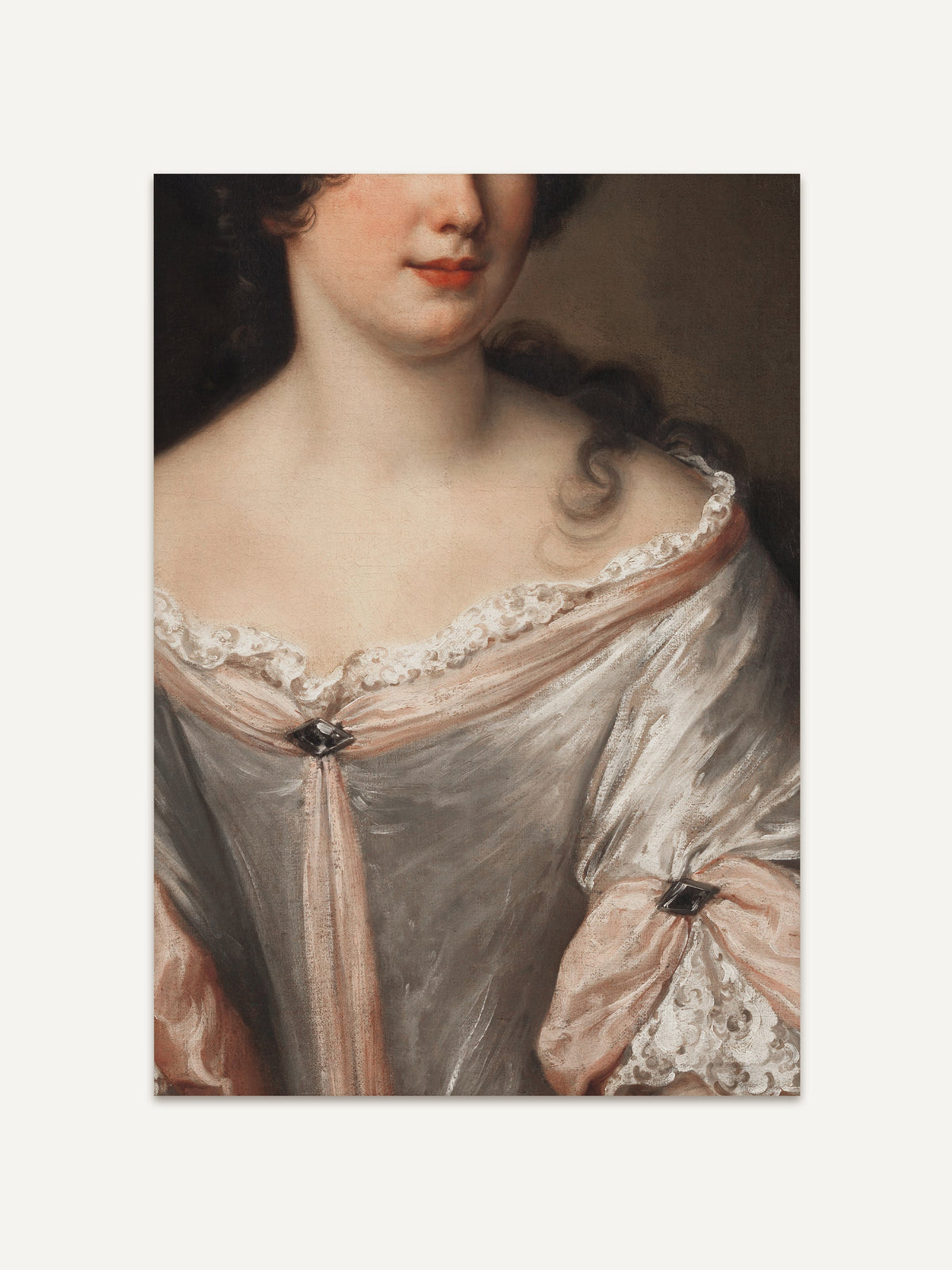 Detail eines barocken Porträts einer Frau in einem seidigen, weise-roséfarbenen Kleid mit zarter Spitze. Nur der obere Teil des Körpers und das Gesicht zur Hälfte ist sichtbar. #Rahmen_Ohne Rahmen