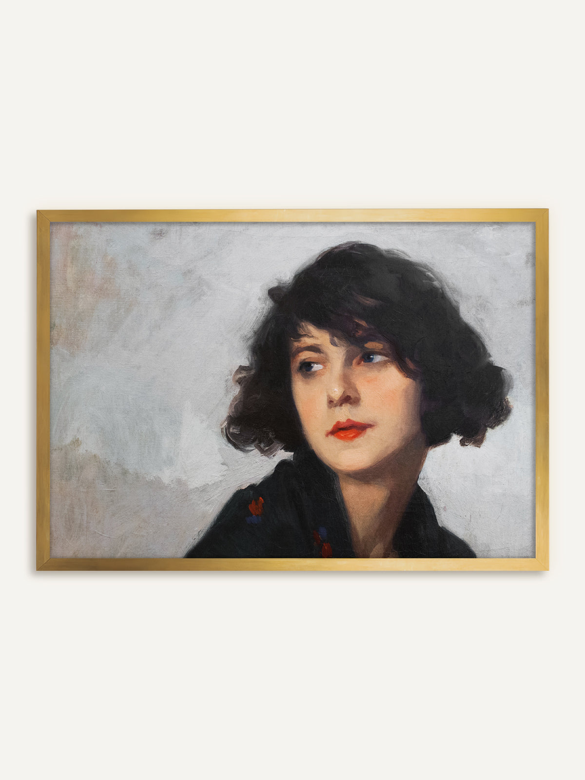Wandbild, das eine junge Frau mit dunklem Bubikopf, roten Lippen und schwarzem Kleid mit kleinen roten Blüten vor grauem Hintergrund zeigt. Im goldenen Rahmen wirkt das ausdrucksstarke Frauenporträt warm und antik. #Rahmen_Gold