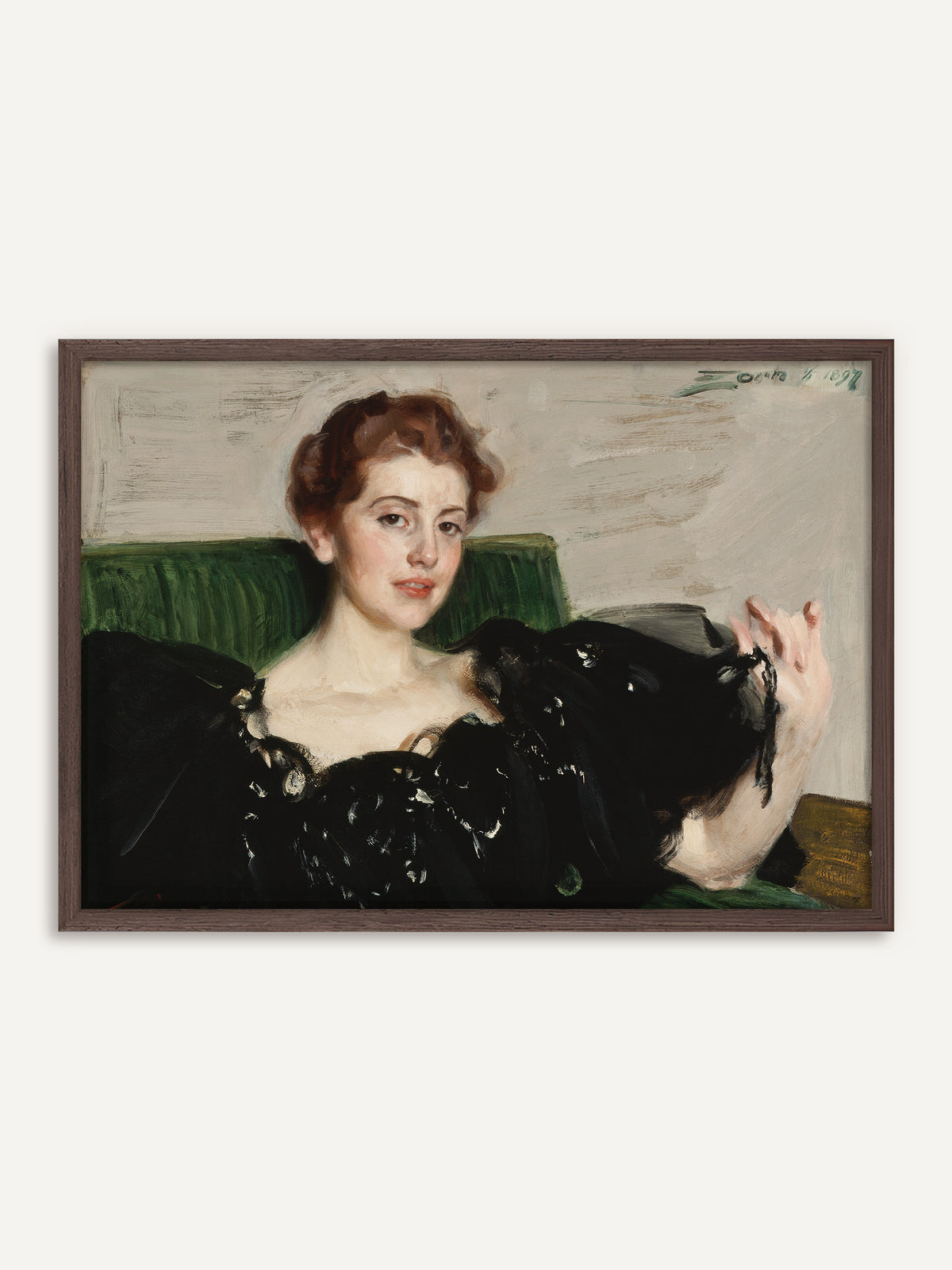 Poster, das eine Frau in schwarzem Kleid auf einem grünen Sofa zeigt, mit hochgestecktem rotbraunem Haar und leicht erhobener Hand. Der Rahmen aus dunklem Holz unterstreicht die warmen Töne und die Dark-Academia-Stimmung. #Rahmen_Dunkles Holz