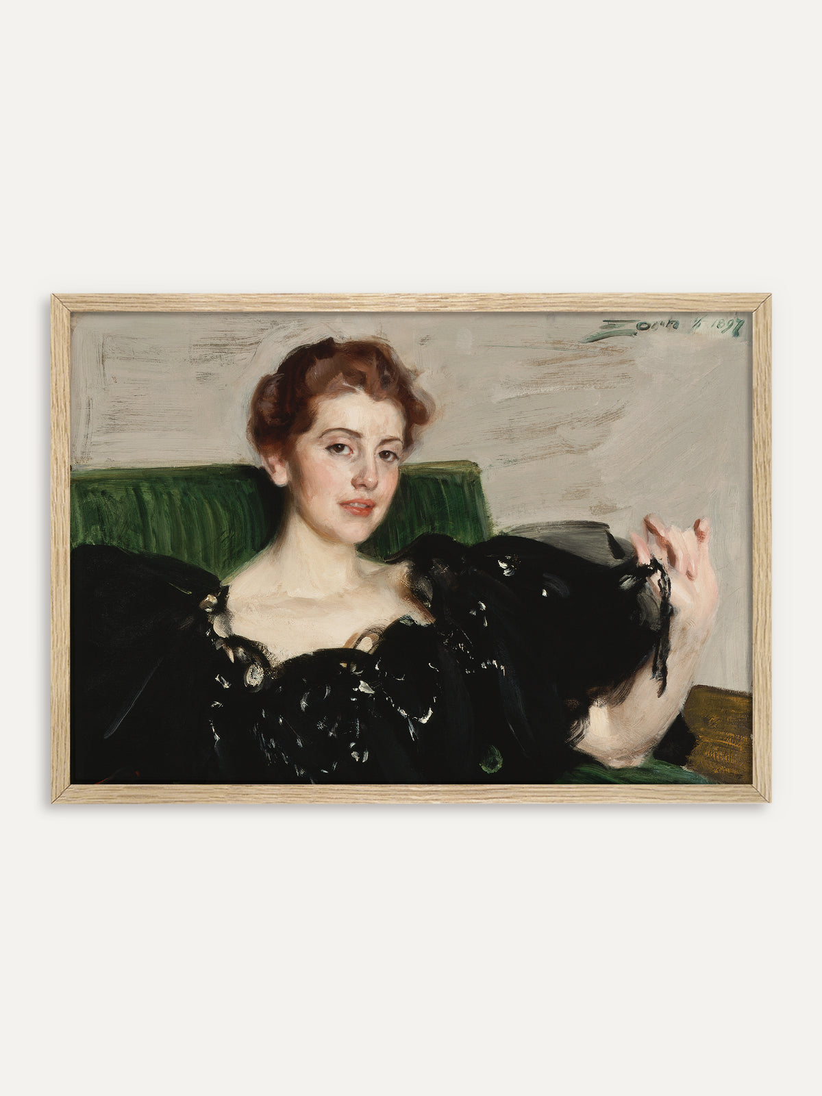 Kunstdruck, der eine Frau in schwarzem Kleid auf einem grünen Sofa zeigt, mit hochgestecktem rotbraunem Haar und leicht erhobener Hand. Im Rahmen aus hellem Holz wirkt das viktorianische Porträt hell und freundlich. #Rahmen_Helles Holz