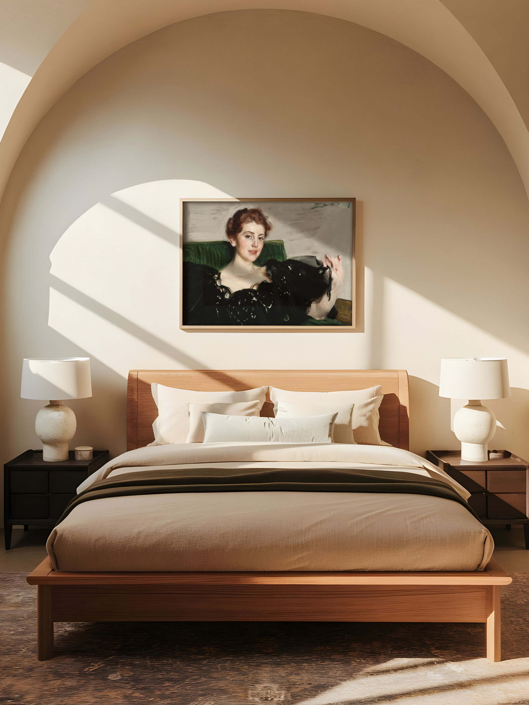 Kunstdruck eines stilvollen Frauenporträts, gerahmt und an der Wand eines modernen Schlafzimmers über einem Bett angebracht.