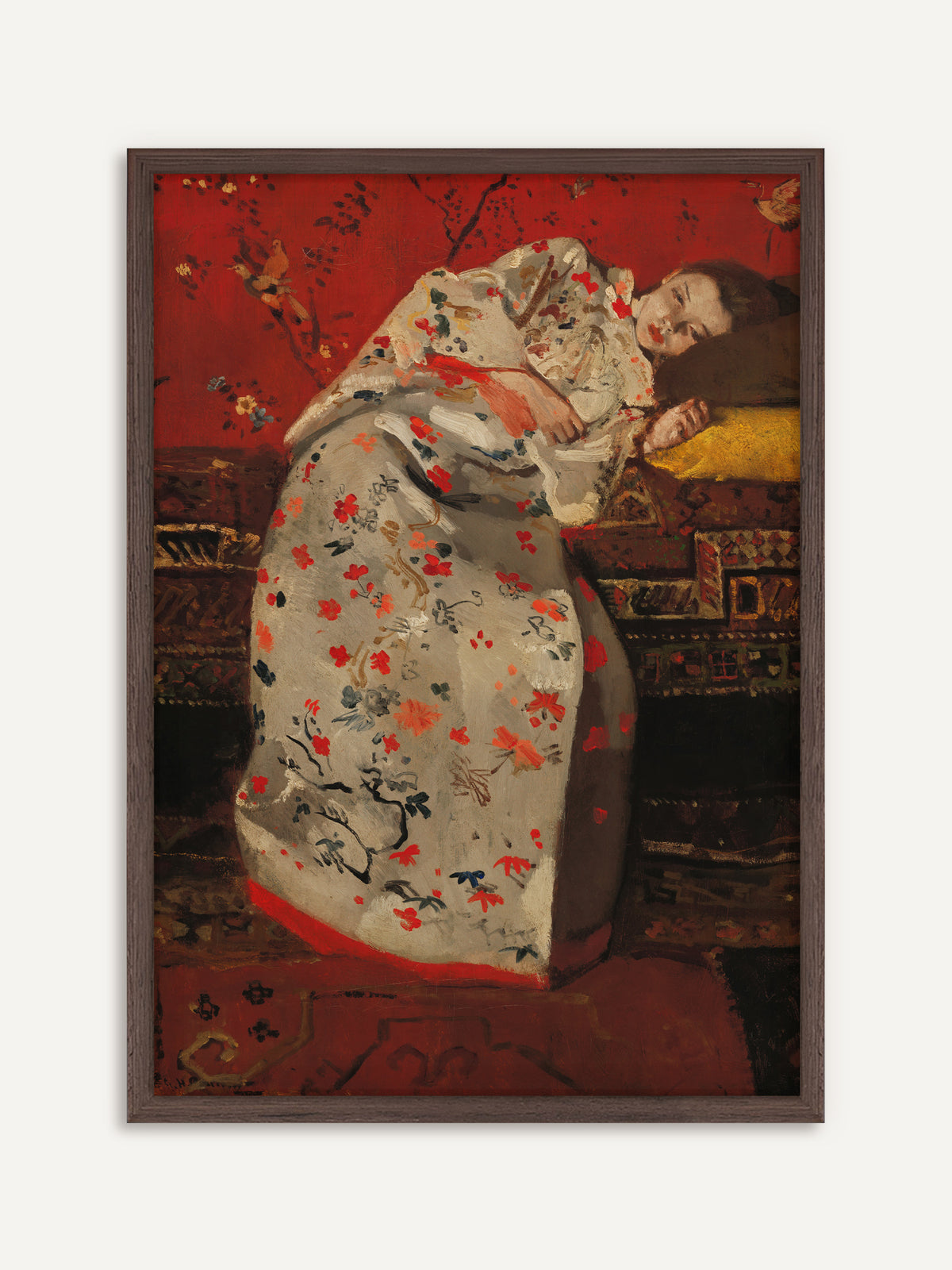 Poster mit einem Mädchen im weißen Kimono mit Blütenmuster, das auf einem Sofa mit Orientteppich vor leuchtend roter Wand ruht. Der Rahmen aus dunklem Holz greift die warmen Erdtöne auf und gibt dem Porträt Ruhe. #Rahmen_Dunkles Holz