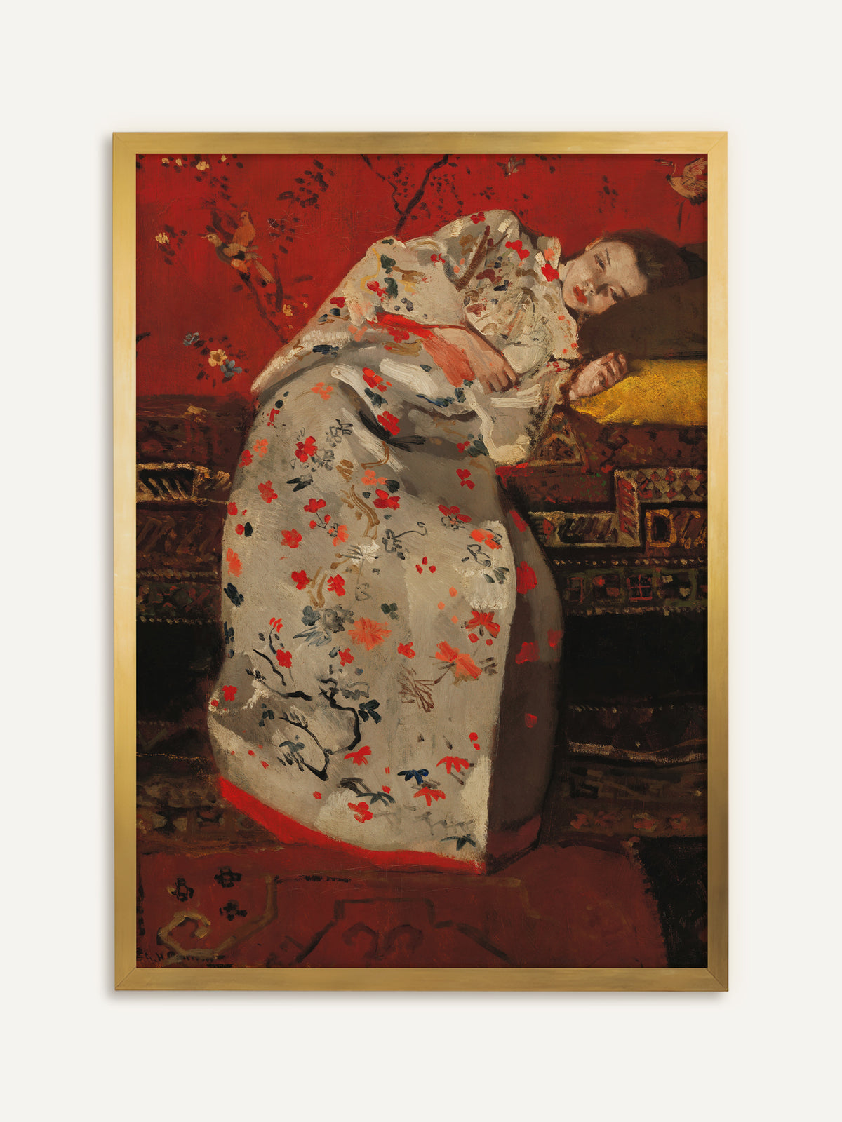 Kunstdruck mit einem Mädchen im weißen Kimono mit Blütenmuster, das auf einem Sofa mit Orientteppich vor leuchtend roter Wand ruht. Der goldene Rahmen betont die ostasiatische Eleganz und das satte Farbspiel des Porträts. #Rahmen_Gold