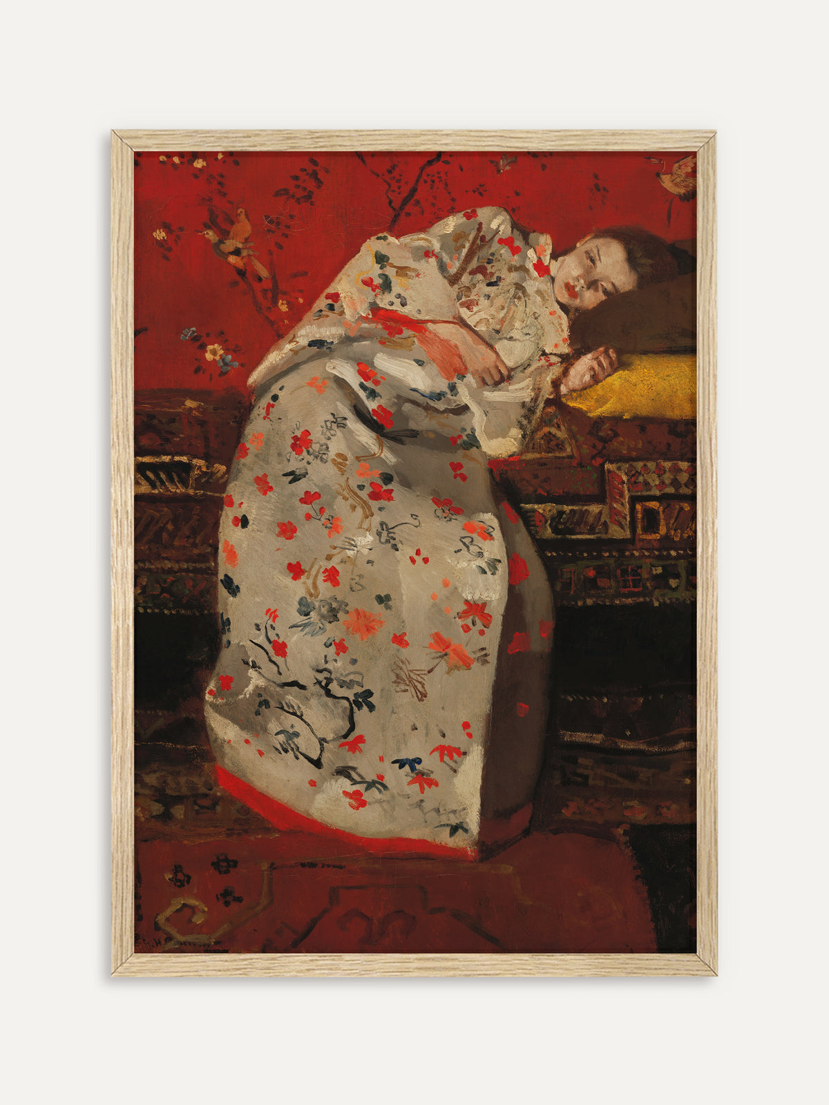 Wandbild mit einem Mädchen im weißen Kimono mit Blütenmuster, das auf einem Sofa mit Orientteppich vor leuchtend roter Wand ruht. Im Rahmen aus hellem Holz wirkt das impressionistische Motiv leicht und fügt sich in Japandi-Räume. #Rahmen_Helles Holz