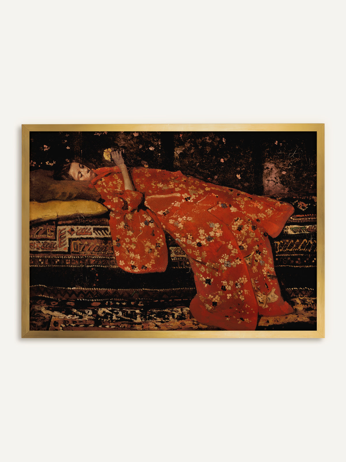 Wandbild, das ein ruhendes Mädchen im roten, geblümten Kimono auf orientalischen Teppichen und Kissen zeigt. Im goldenen Rahmen leuchtet das Rot des Kimonos wie auf einem antiken Gemälde. #Rahmen_Gold