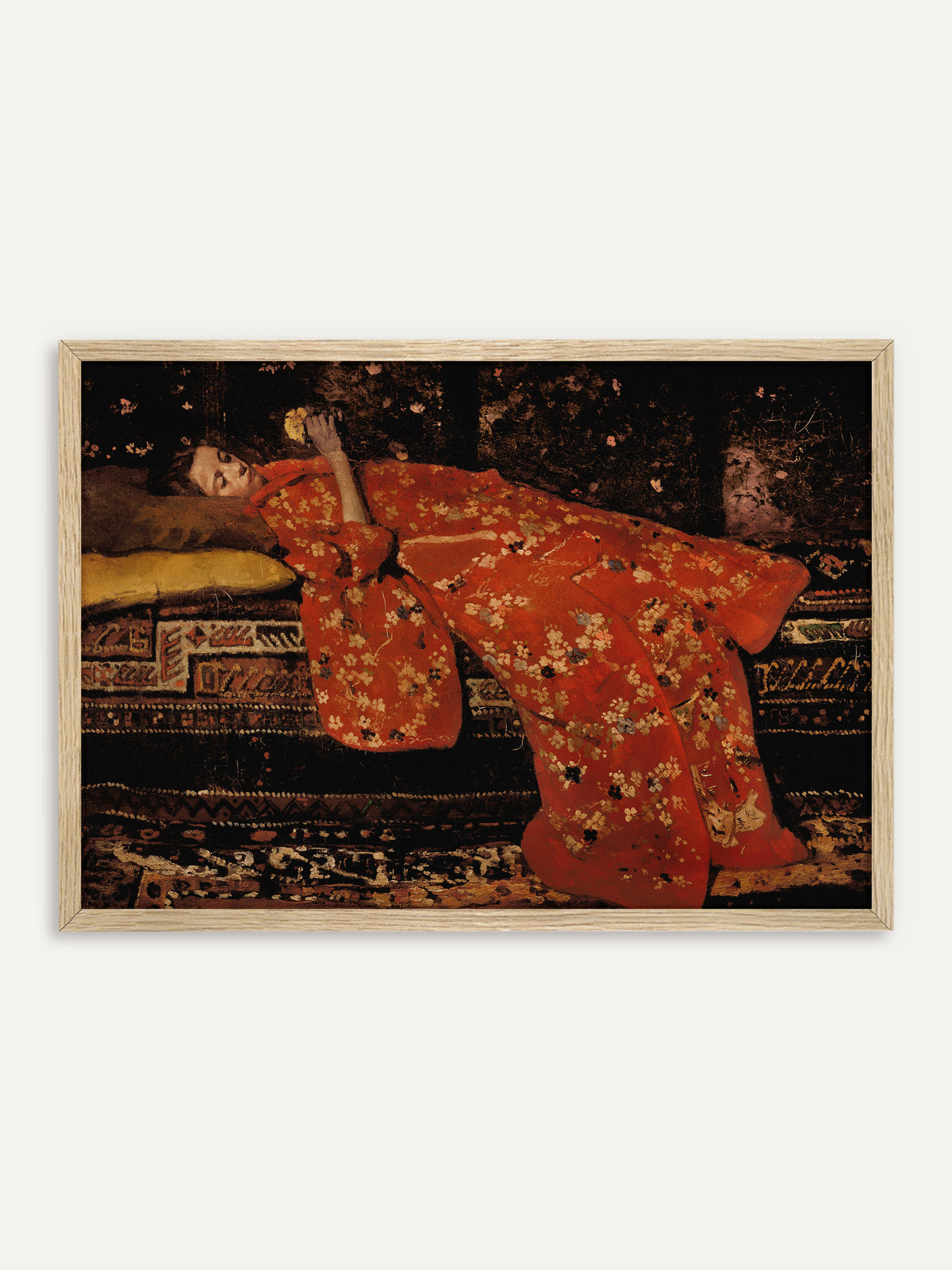 Kunstdruck, der ein ruhendes Mädchen im roten, geblümten Kimono auf orientalischen Teppichen und Kissen zeigt. Im Rahmen aus hellem Holz wirkt das Vintage-Porträt leicht und passt gut in Japandi-Räume. #Rahmen_Helles Holz