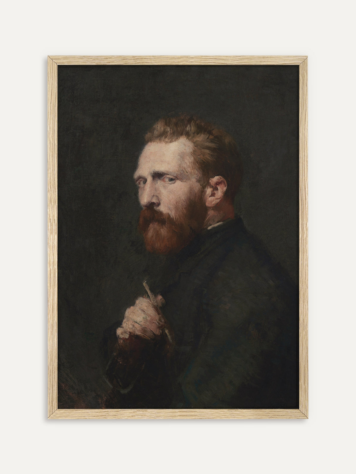 Wandbild mit dem Porträt von Vincent van Gogh, der mit rotem Bart und ernstem Seitenblick vor schattigem Grund einen Pinsel hält. Im Rahmen aus hellem Holz wirkt die Szene offener und passt zu natürlichen Einrichtungen. #Rahmen_Helles Holz