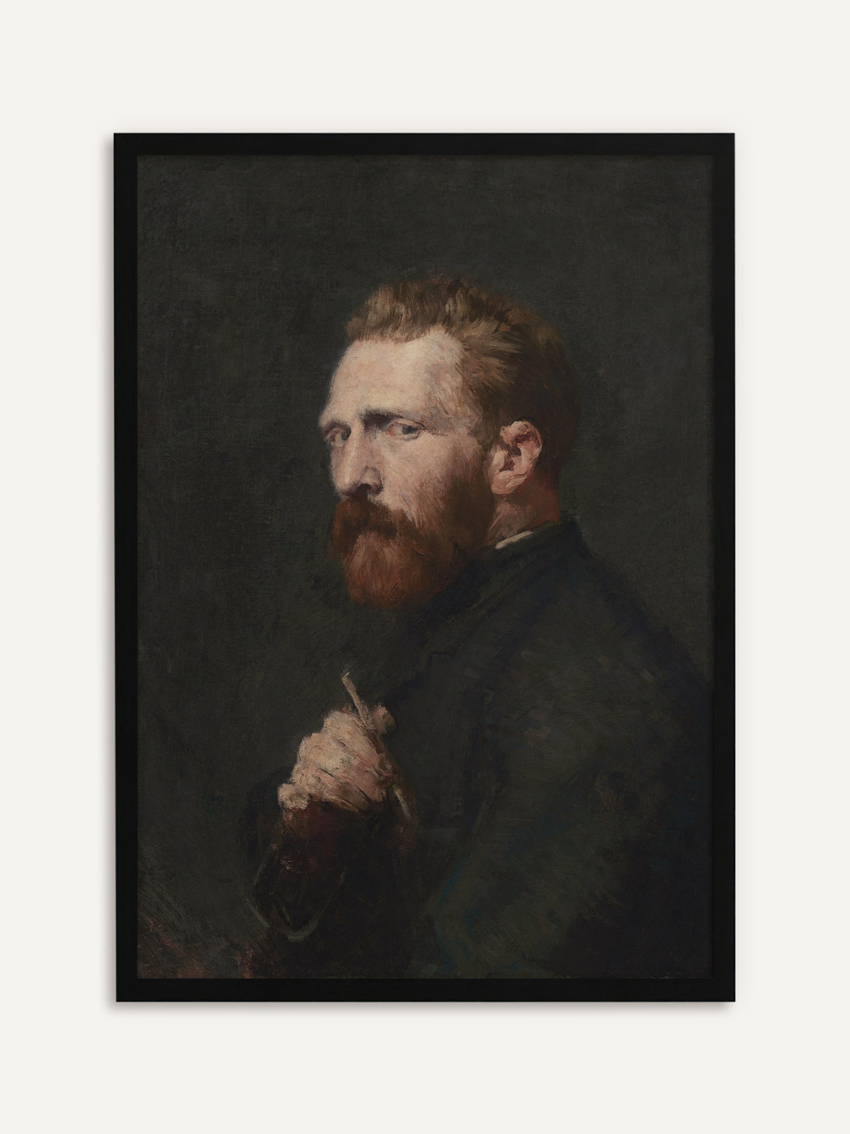 Vintage-Poster mit dem Porträt von Vincent van Gogh, der mit rotem Bart und ernstem Seitenblick vor schattigem Grund einen Pinsel hält. Mit schwarzem Rahmen bekommt das moody Motiv einen klaren, modernen Kontrast. #Rahmen_Schwarz