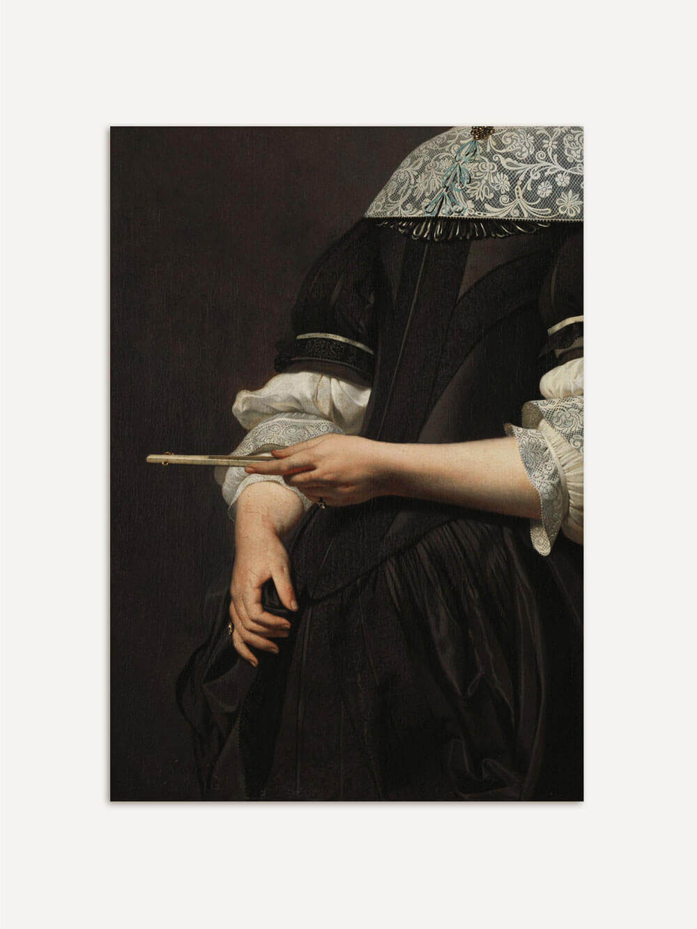 Poster eines Barock-Porträts, das eine Frau in einem feinen schwarzen Seidenkleid mit reichen SPpitzenverzierungen zeigt, die einen Fächer in der Hand hält.