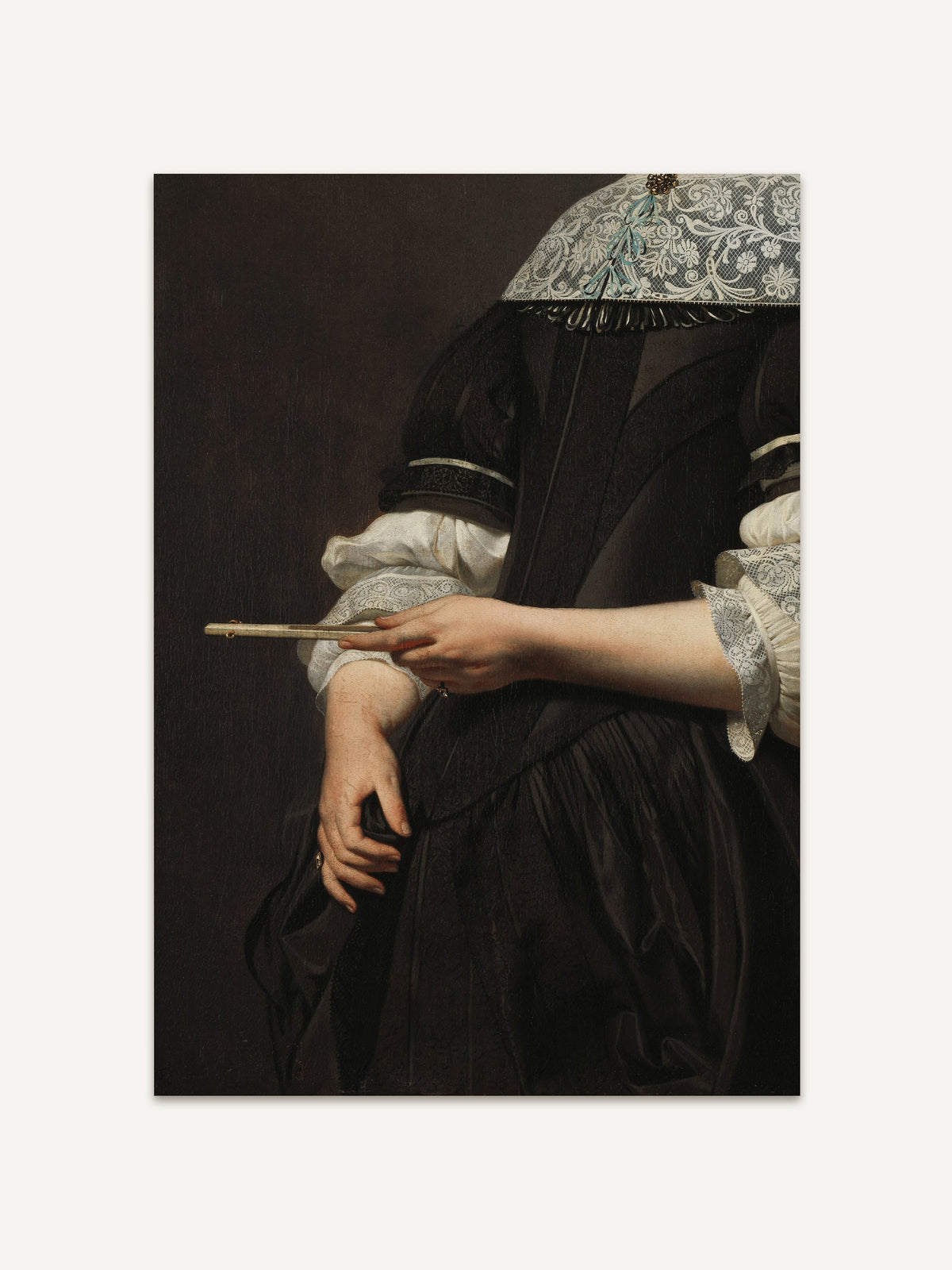 Poster eines Barock-Porträts, das eine Frau in einem feinen schwarzen Seidenkleid mit reichen Spitzenverzierungen zeigt, die einen Fächer in der Hand hält. #Rahmen_Ohne Rahmen