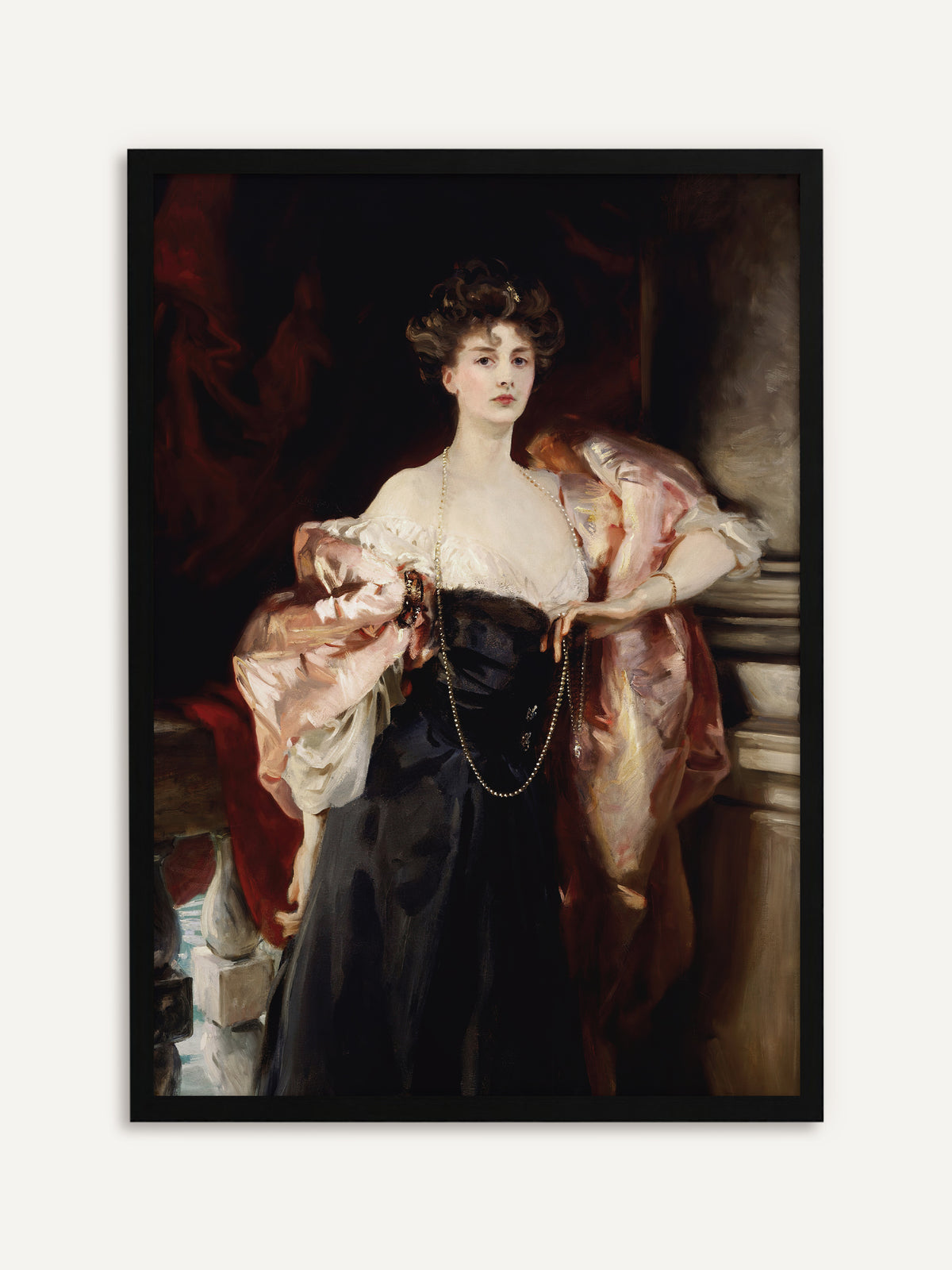 Vintage-Poster mit einer Dame im eleganten Abendkleid, deren roséfarbener Satinumhang über die Arme fällt, dazu eine lange Perlenkette vor rotem Vorhang. Mit schwarzem Rahmen bekommt das moody Motiv einen klaren, edlen Kontrast. #Rahmen_Schwarz
