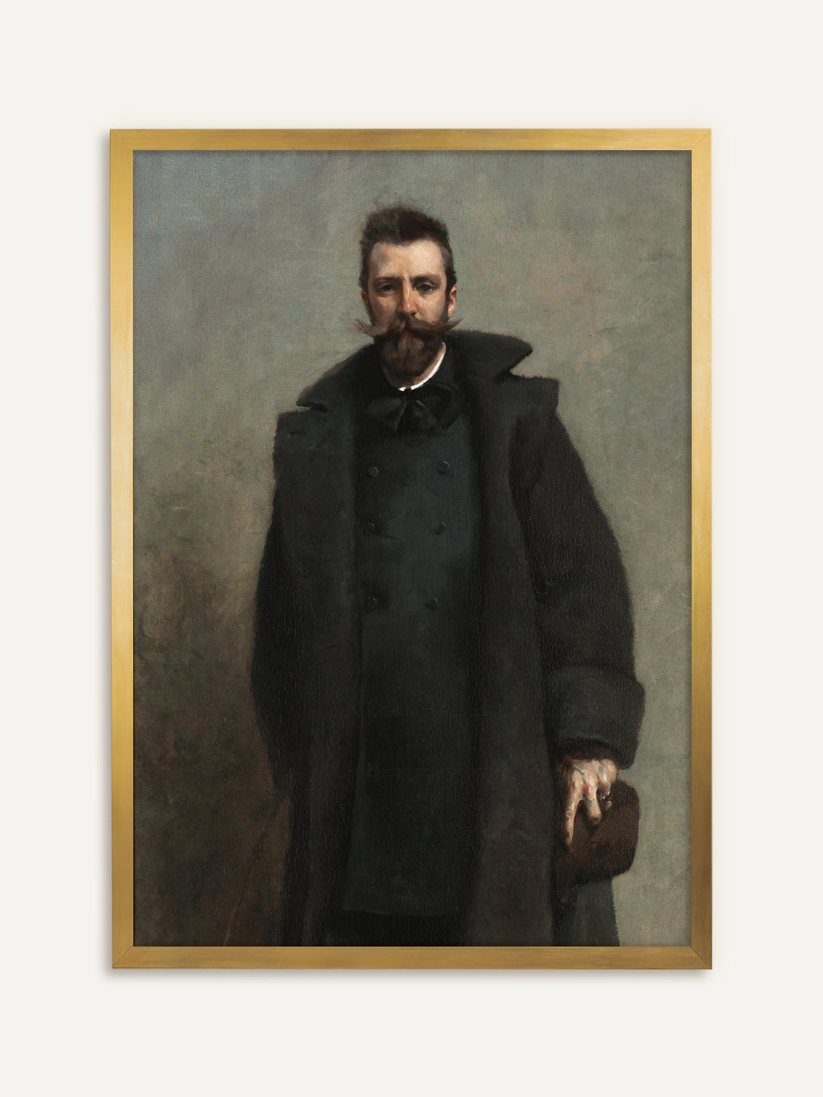 Kunstdruck mit einem stehenden Mann im langen Wintermantel, der mit kräftigem Schnurrbart und ernstem Blick vor graugrünem Grund einen Hut in der Hand hält. Der goldene Rahmen verleiht dem Männerporträt den Charakter eines klassischen Ölgemäldes. #Rahmen_Gold