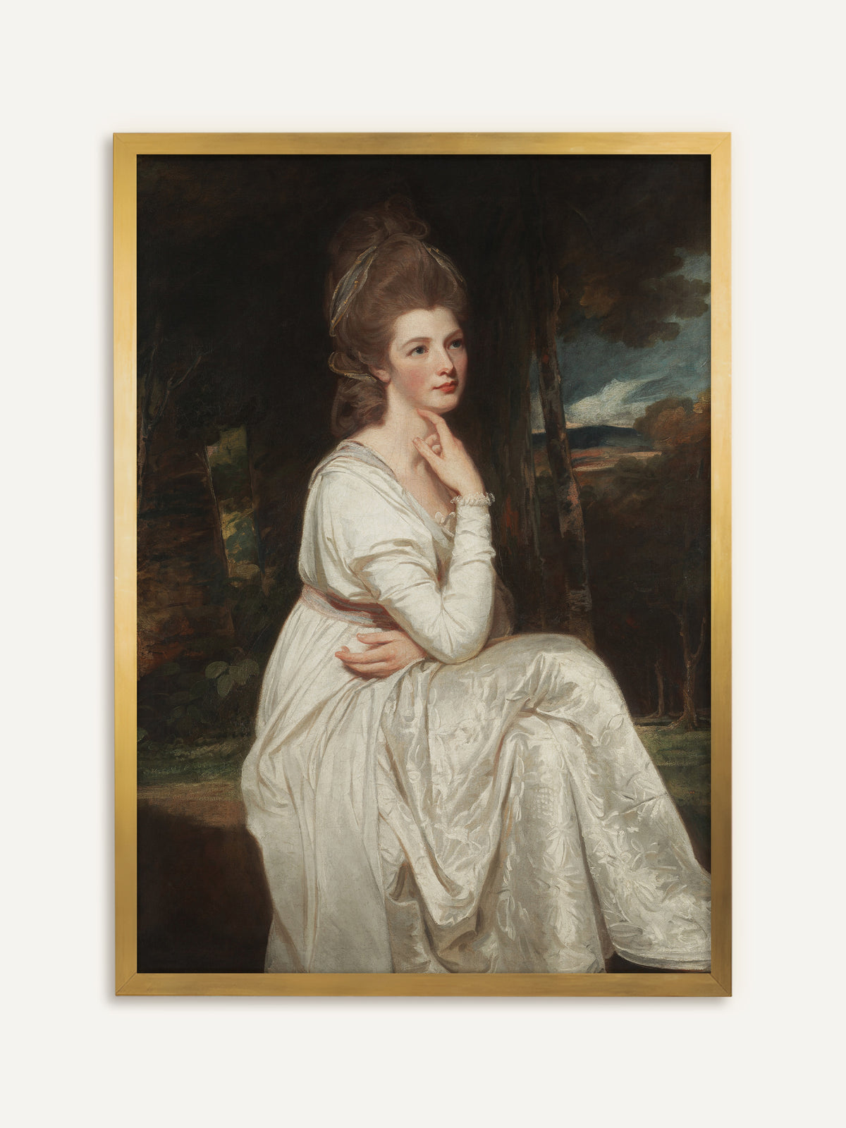 Kunstdruck mit einer jungen Frau im cremeweißen Seidenkleid, die nachdenklich das Kinn auf die Hand stützt und vor einer Waldlandschaft mit stürmischem Himmel sitzt. Der goldene Rahmen unterstreicht die Eleganz im Stil des 18. Jahrhunderts. #Rahmen_Gold