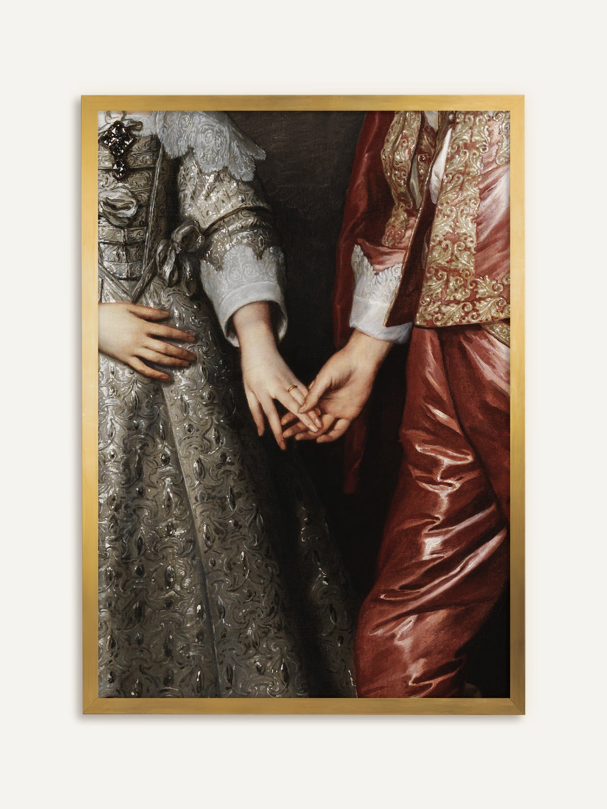 Poster, das zwei Hände zeigt, die sich zwischen einem silbern bestickten Kleid mit Spitzenmanschetten und einem rosa schimmernden Seidengewand mit Goldbrokat berühren, an einem Finger ein goldener Ring. Im goldenen Rahmen greift der Kunstdruck den Brokat auf und wirkt wie ein antikes Gemälde. #Rahmen_Gold