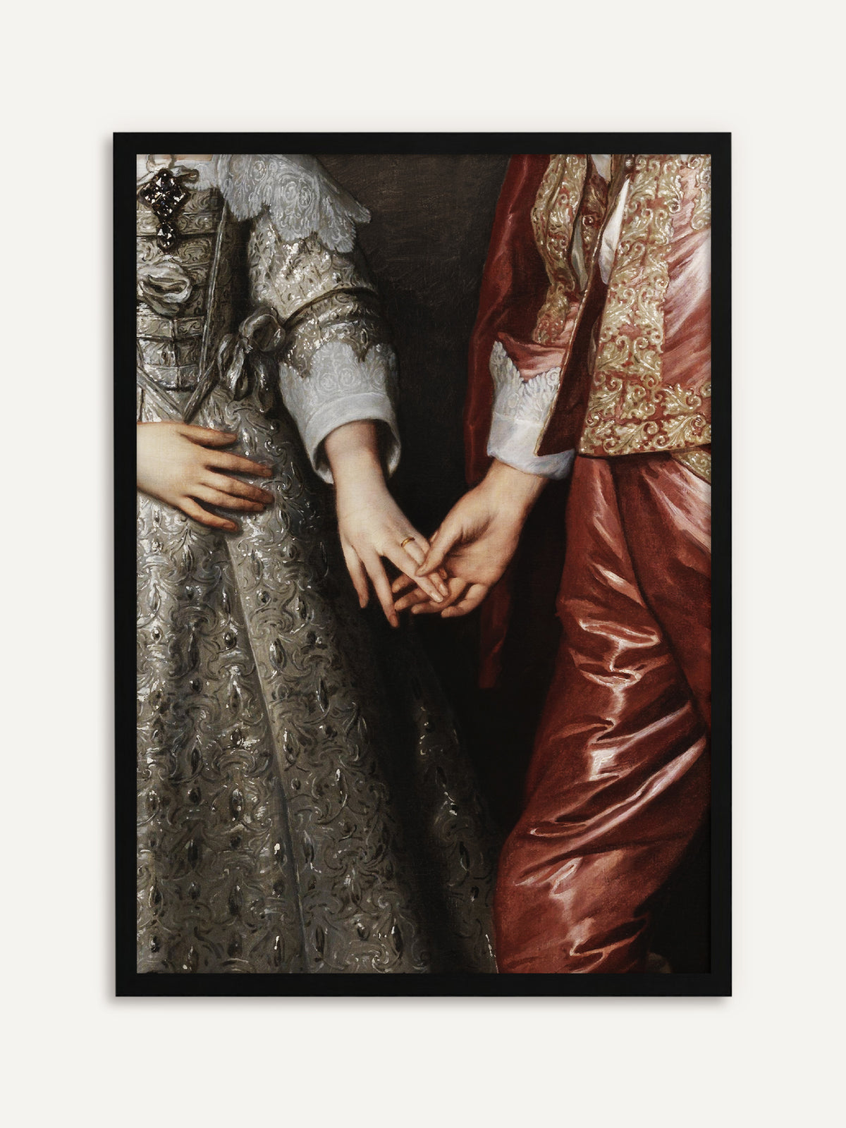 Gerahmtes Poster, das zwei Hände zeigt, die sich zwischen einem silbern bestickten Kleid mit Spitzenmanschetten und einem rosa schimmernden Seidengewand mit Goldbrokat berühren, an einem Finger ein goldener Ring. Mit schwarzem Rahmen wird das Vintage-Motiv zum klaren, eleganten Wandbild. #Rahmen_Schwarz